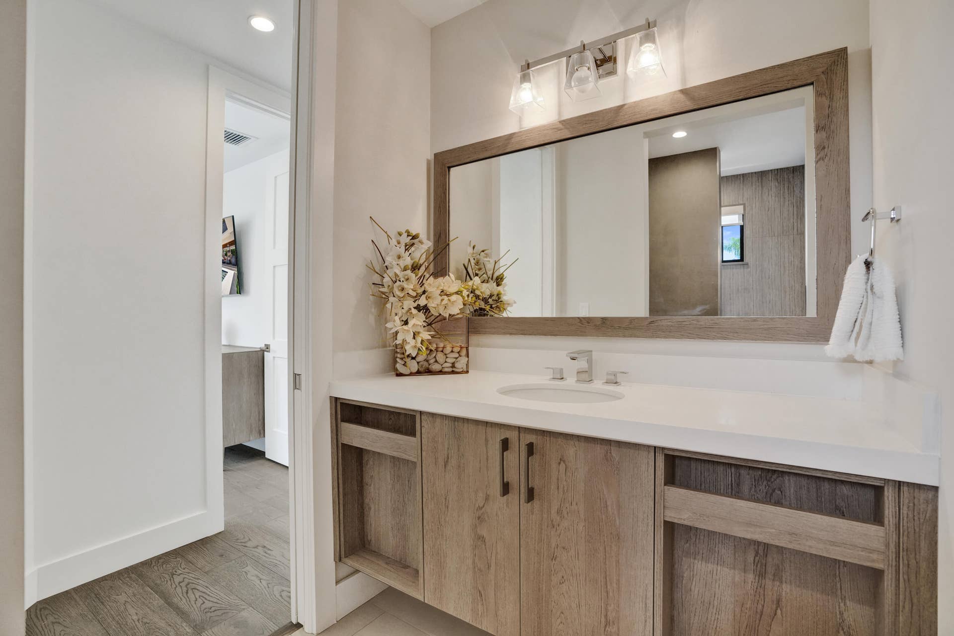 918 SE 8th Street, Fort Lauderdale, FL 33316 Fourth ensuite bath with walk in shower.