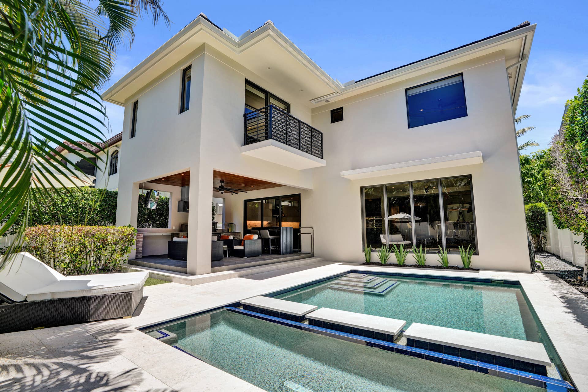 918 SE 8th Street, Fort Lauderdale, FL 33316 Stunning backyard pool area with covered patio, full service summer kitchen and maintenance free astroturf.