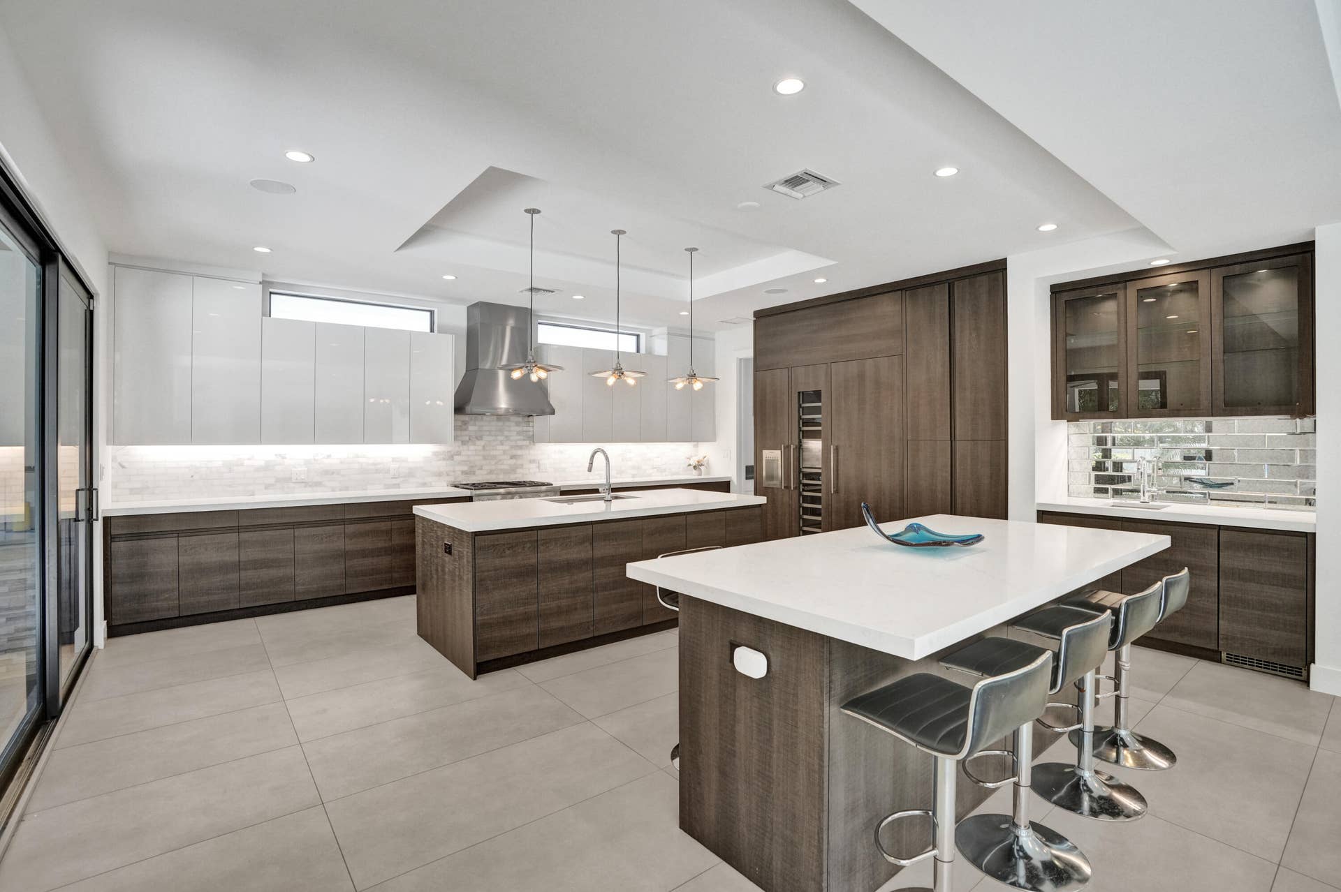 918 SE 8th Street, Fort Lauderdale, FL 33316 Spacious kitchen with built in custom bar.