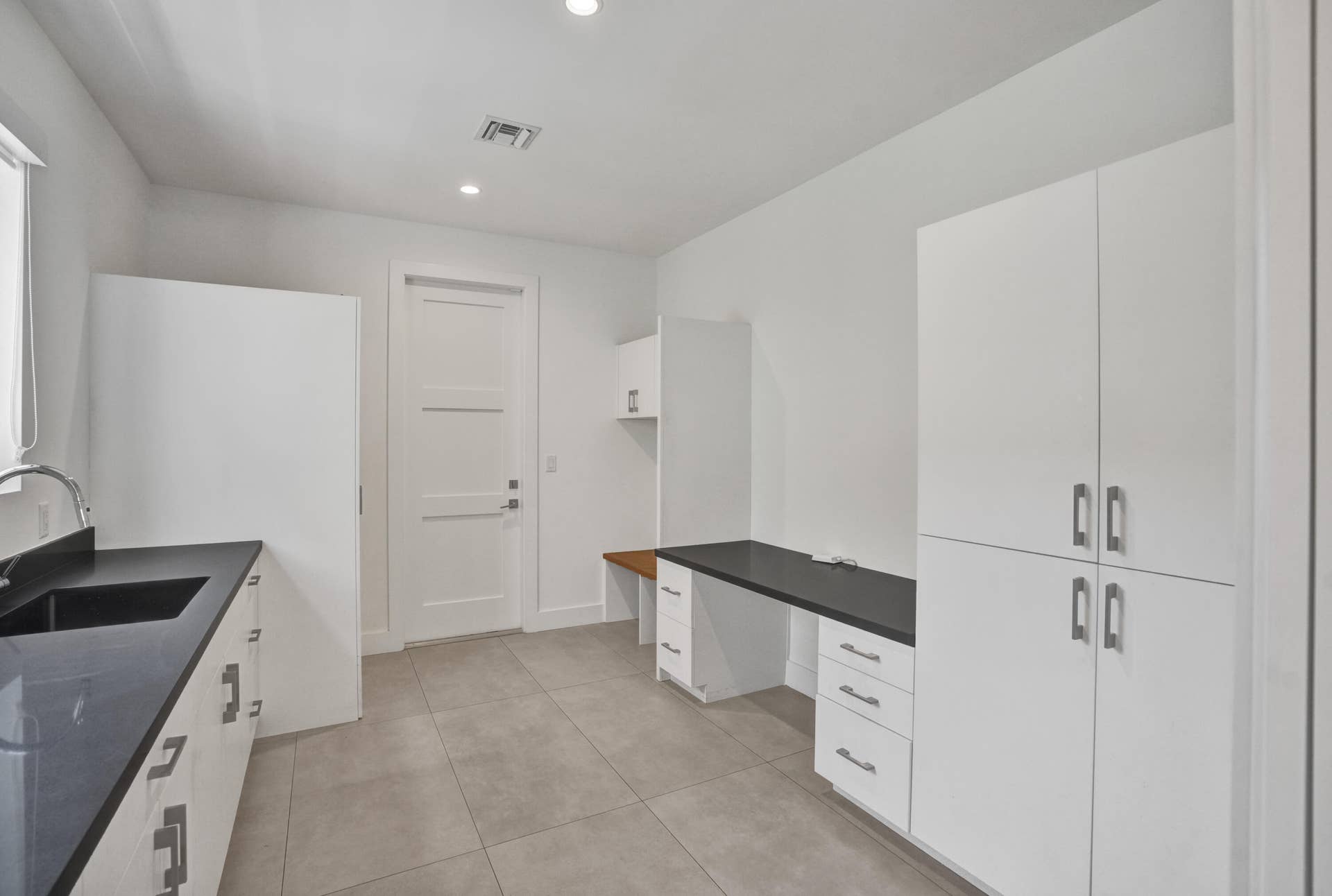 918 SE 8th Street, Fort Lauderdale, FL 33316 Downstairs laundry and butler pantry.