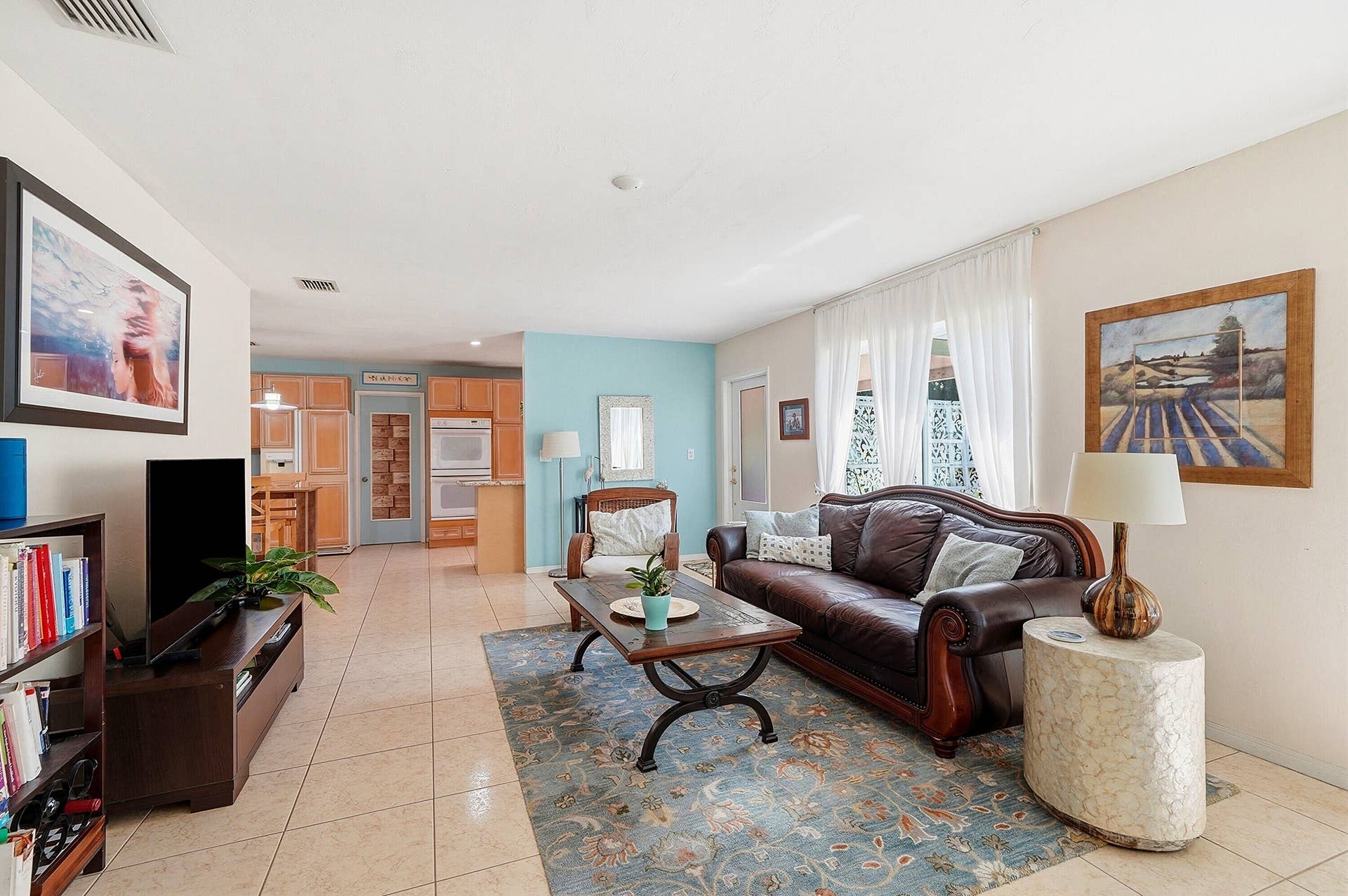2417 NW 7th Avenue, Wilton Manors, FL 33311 09_living room