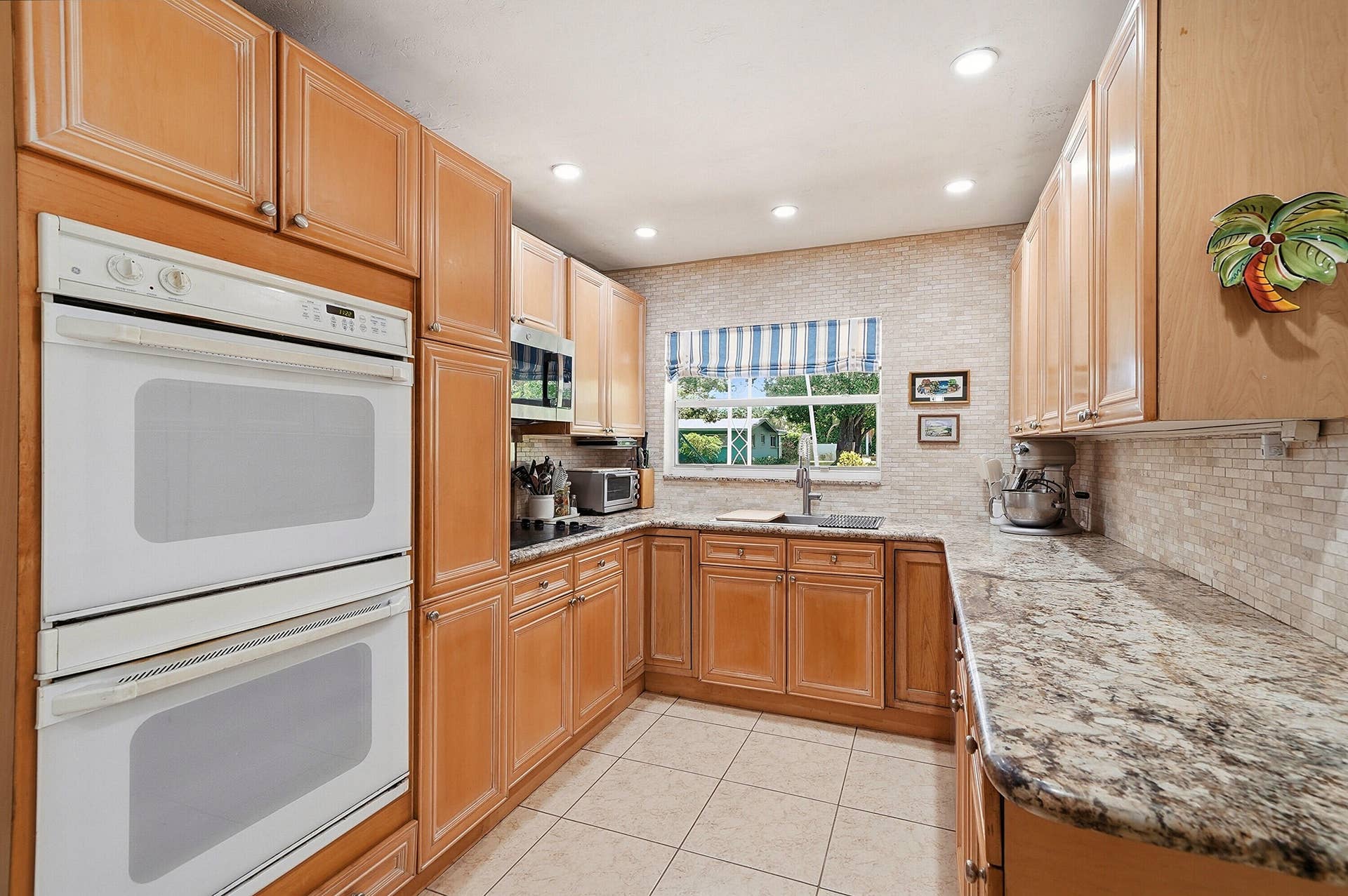 2417 NW 7th Avenue, Wilton Manors, FL 33311 05_kitchen