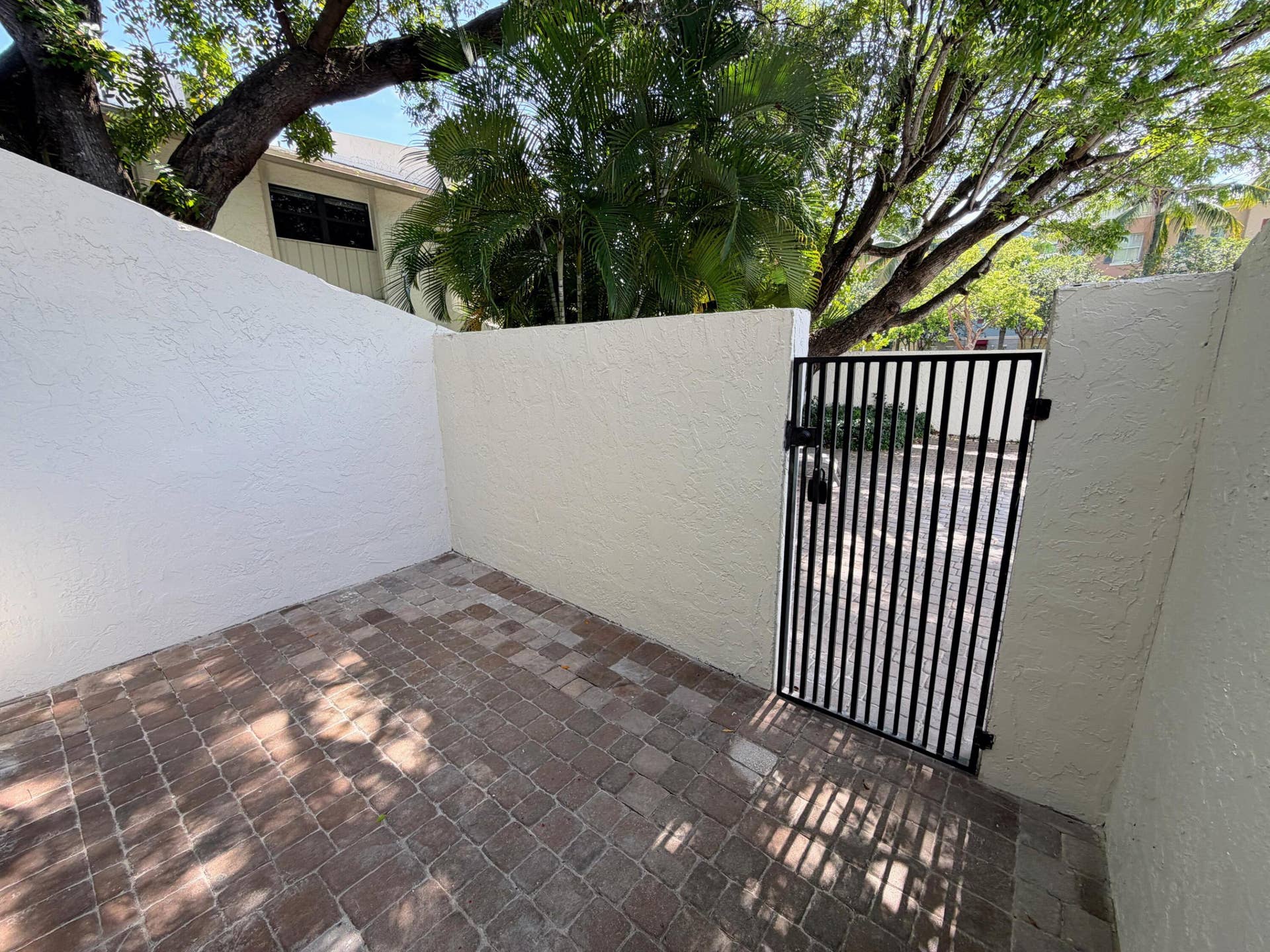 575 NE 7th Avenue, #4b, Fort Lauderdale, FL 33301 FRONT PORCH