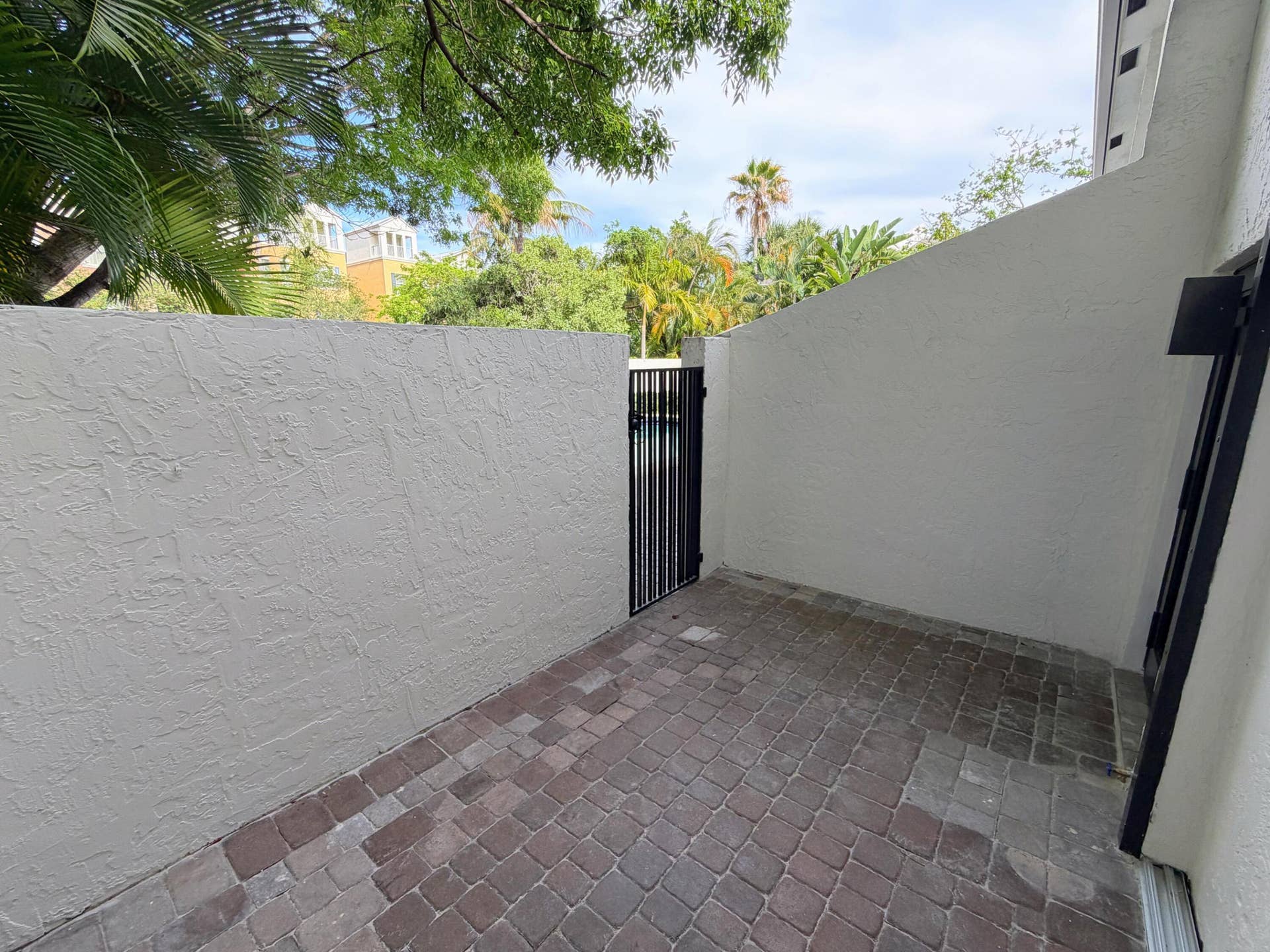 575 NE 7th Avenue, #4b, Fort Lauderdale, FL 33301 FRONT PORCH