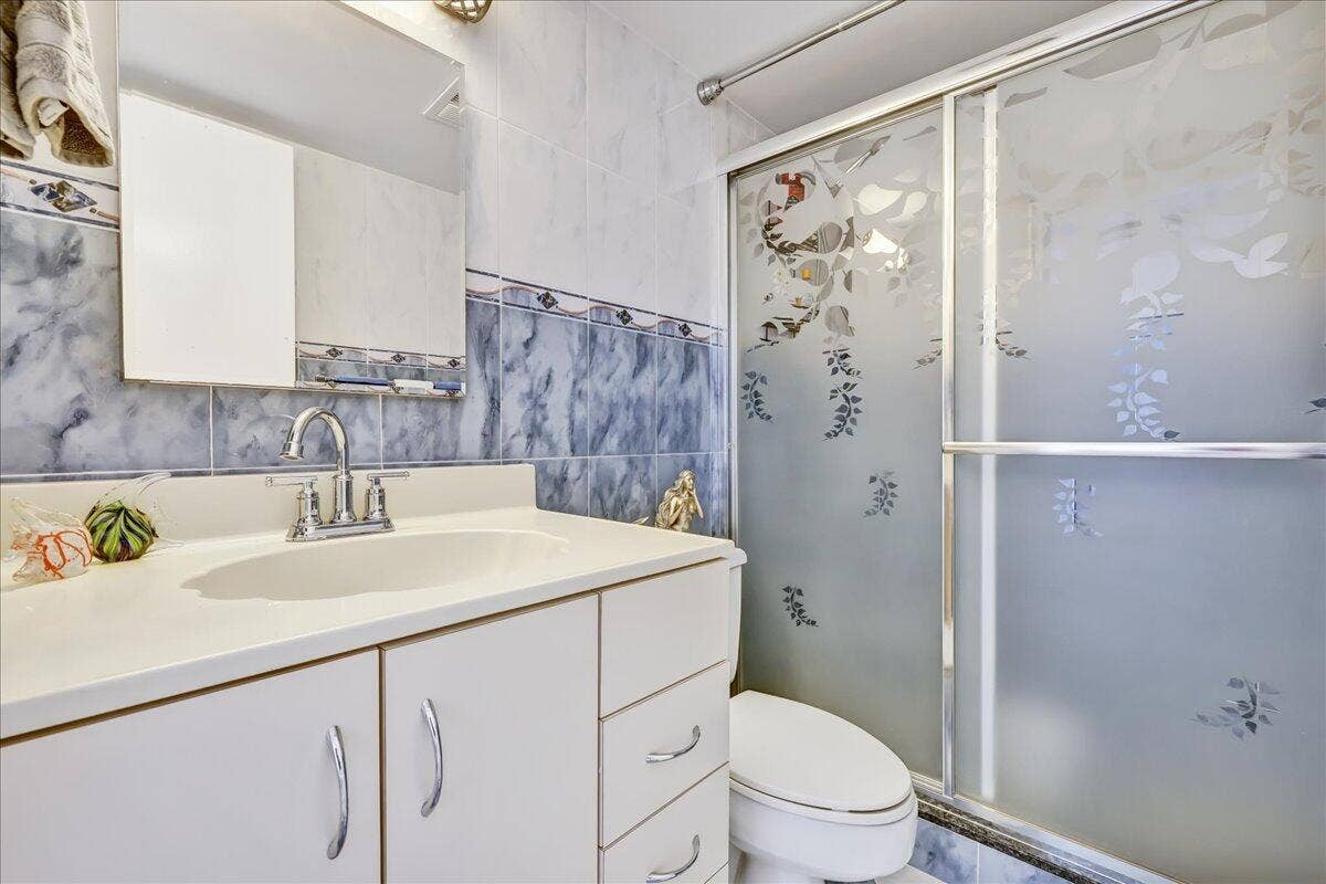 5600 N Flagler Drive, #Unit 1608, West Palm Beach, FL 33407 Guest Bath