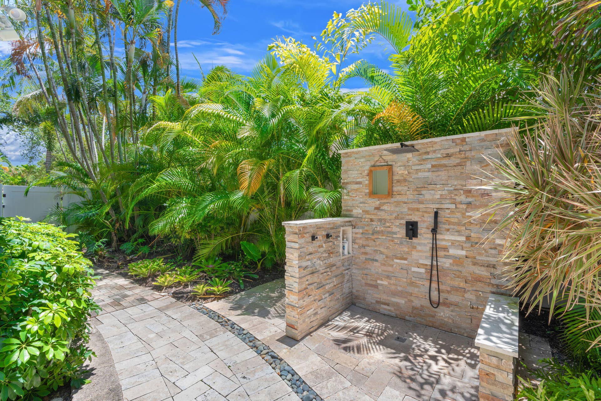 633 NE 20th Street, Wilton Manors, FL 33305 52-web-or-mls-633 NE 20th St, Wilton Man