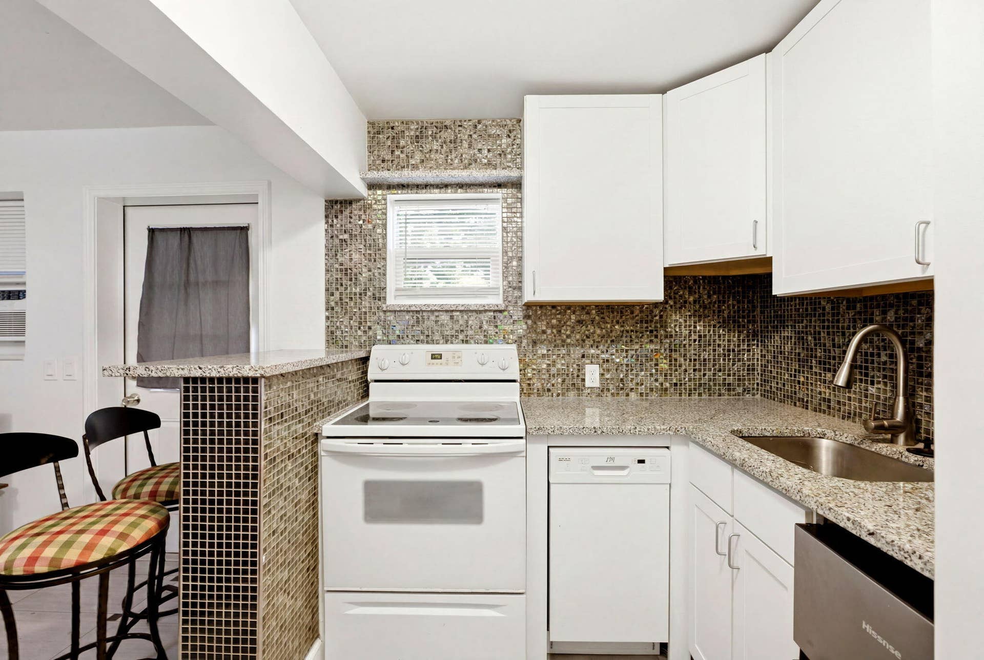 823 Doctor Martin Luther King Junior Boulevard, #823, Pompano Beach, FL 33060 13-web-or-mls-DSC08155_declutter_daec14f