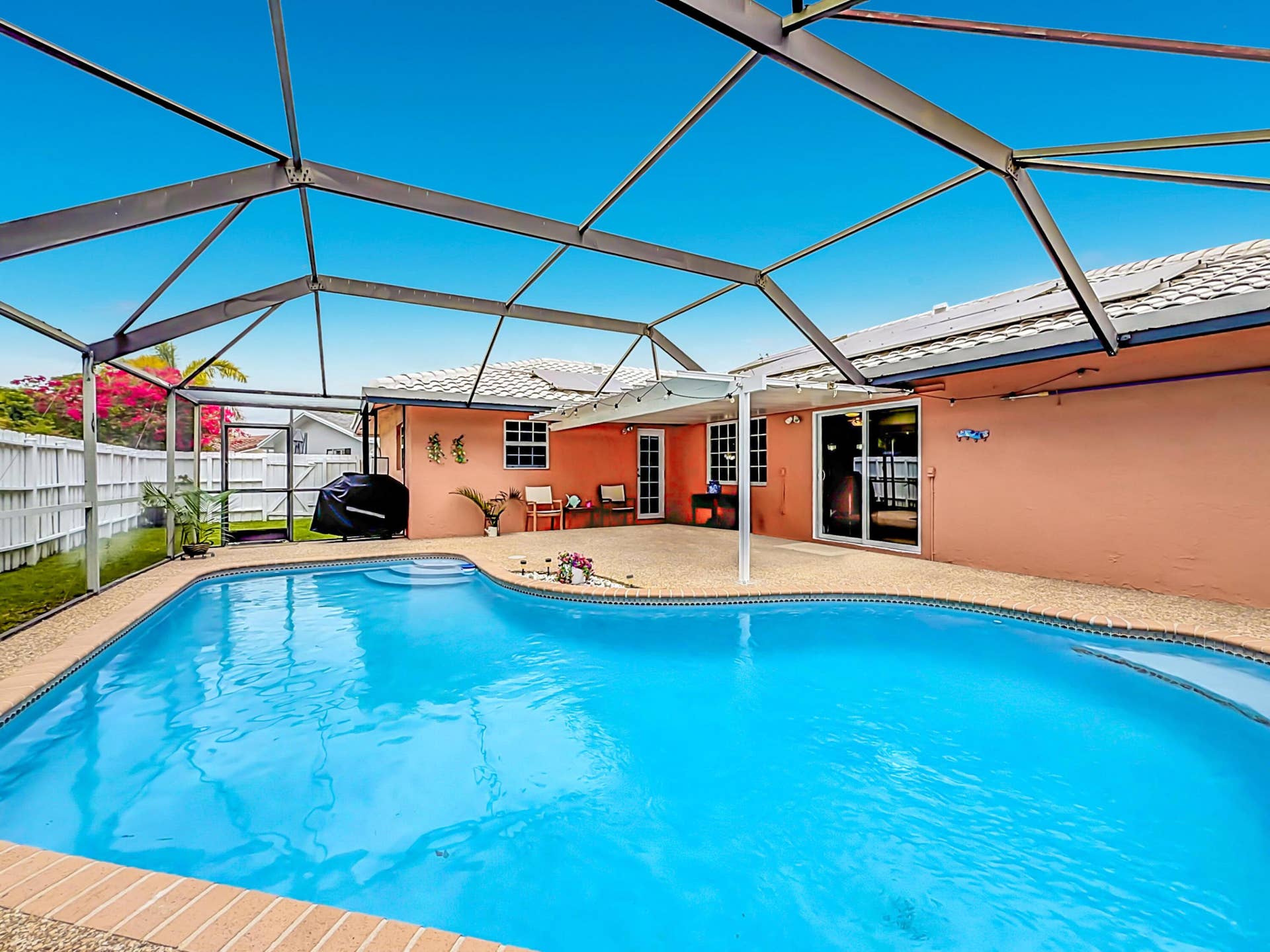 851 E Plantation Circle, Plantation, FL 33324 Large pool area, seating, yard