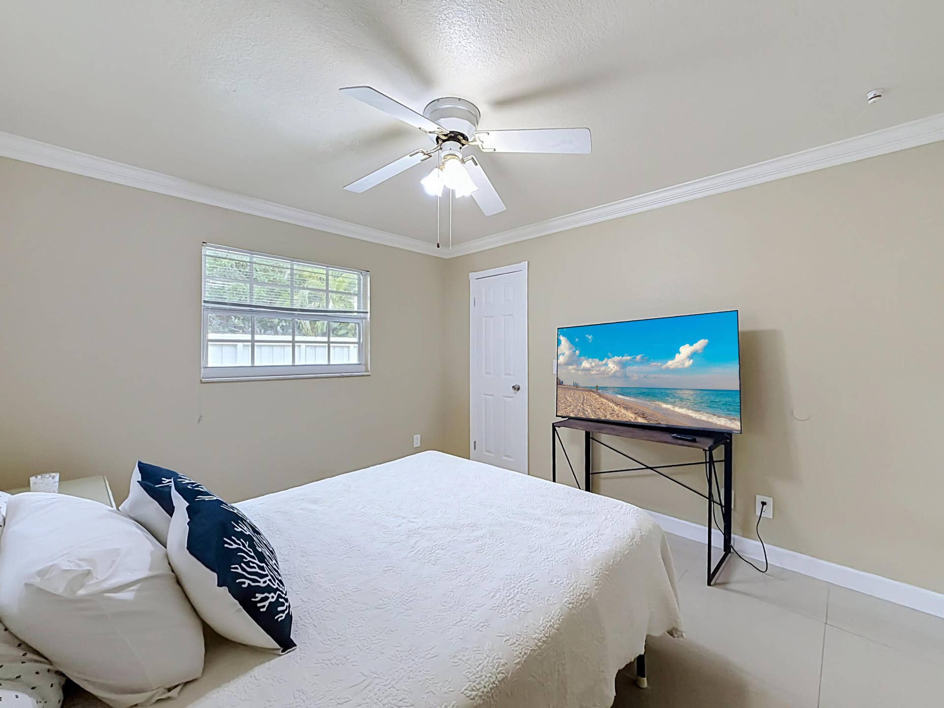 851 E Plantation Circle, Plantation, FL 33324 5th bedroom walk-in closet