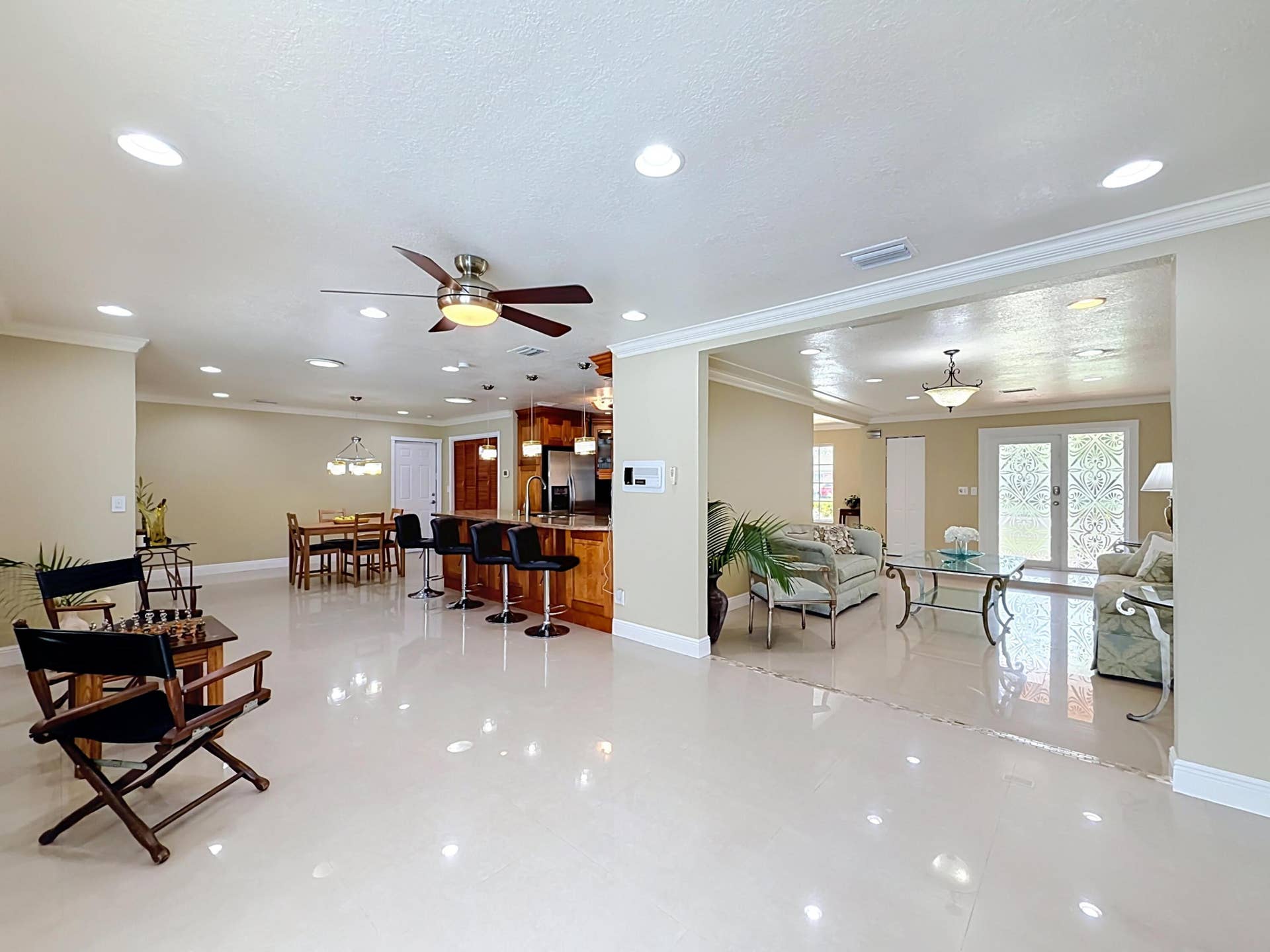 851 E Plantation Circle, Plantation, FL 33324 Family room to kitchen