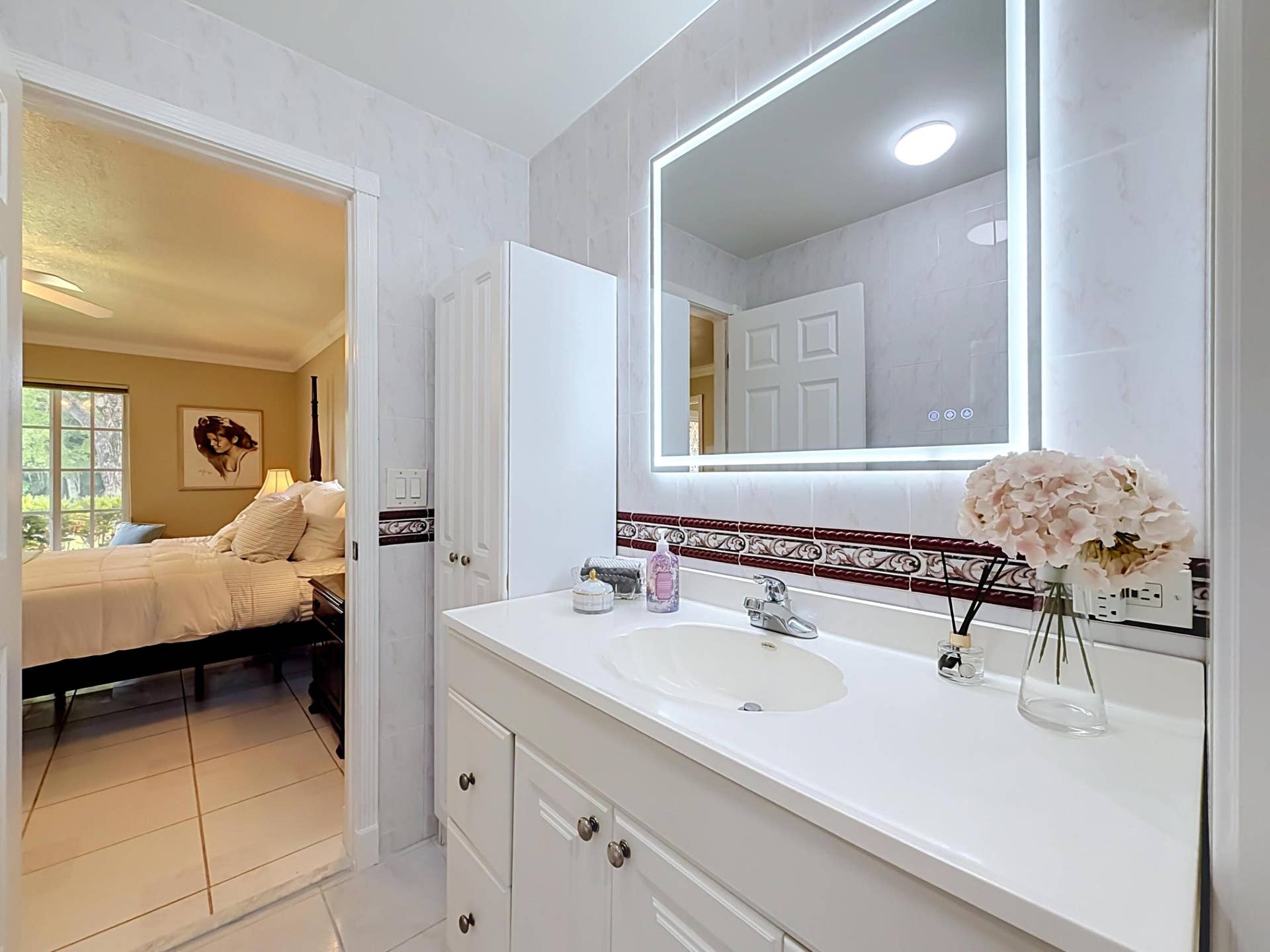851 E Plantation Circle, Plantation, FL 33324 Primary sink, new Led Mirror with different modes