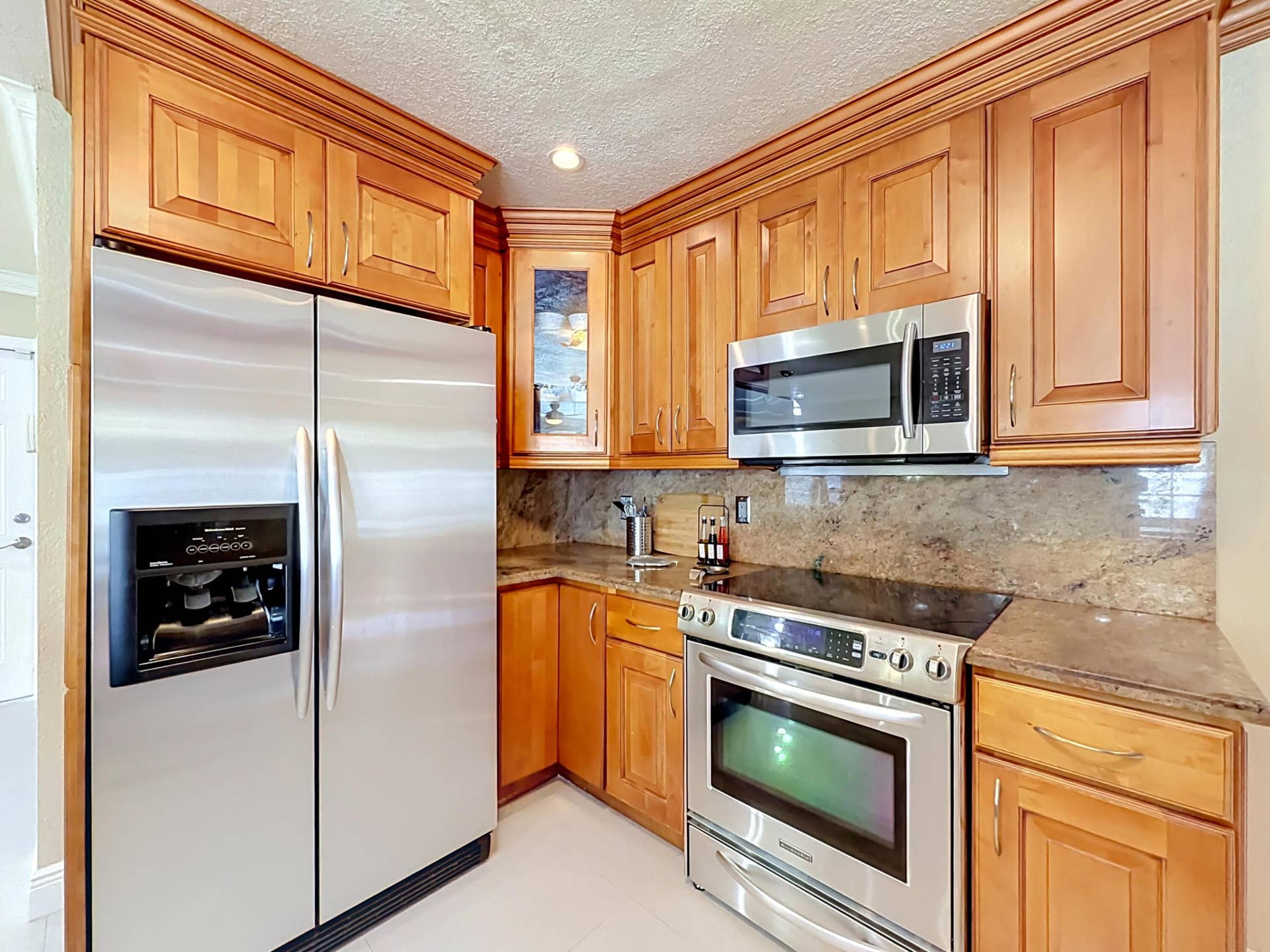 851 E Plantation Circle, Plantation, FL 33324 Chefs kitchen with lots of storage, w corner insert