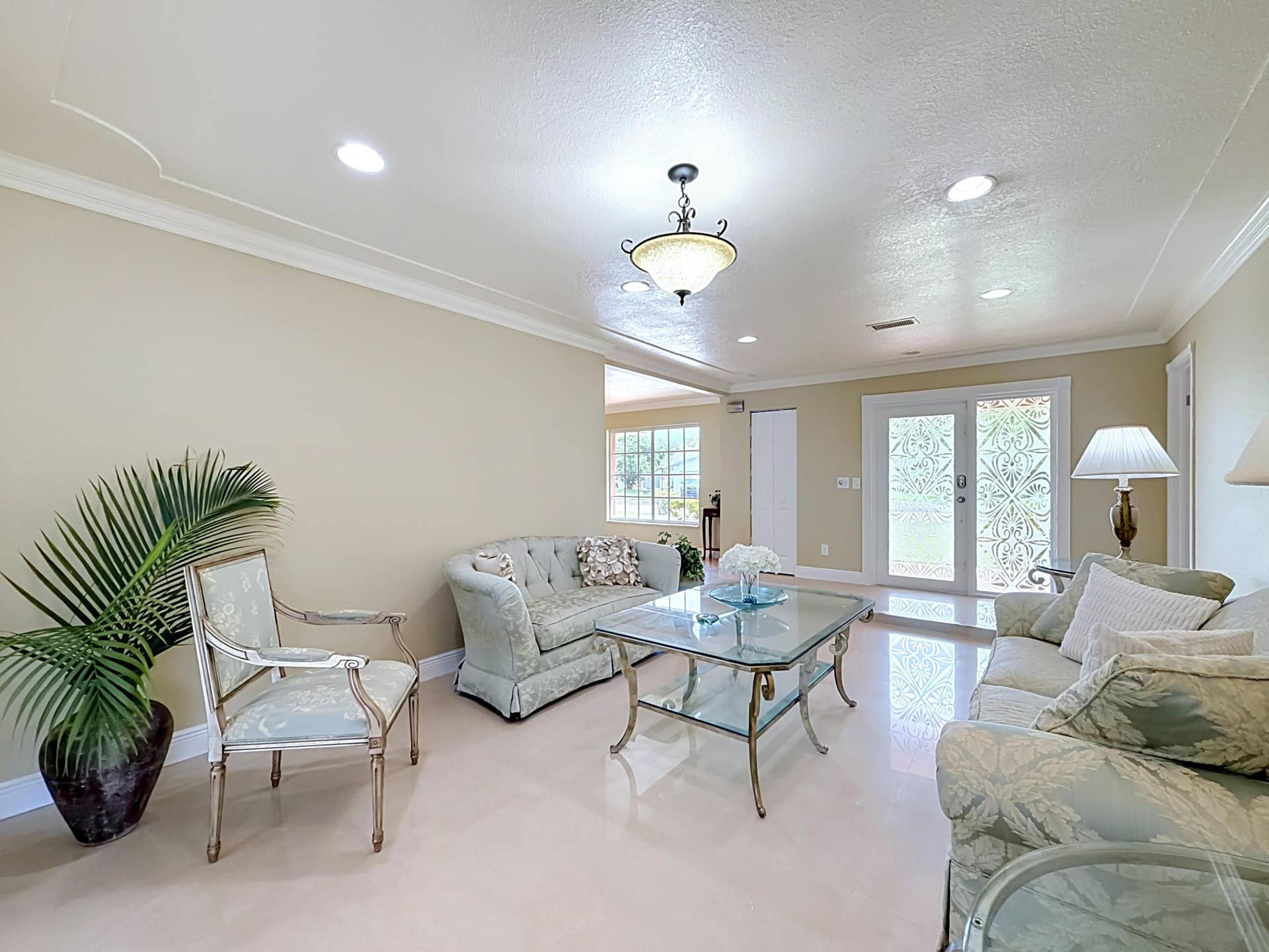 851 E Plantation Circle, Plantation, FL 33324 View of living room to front entrance