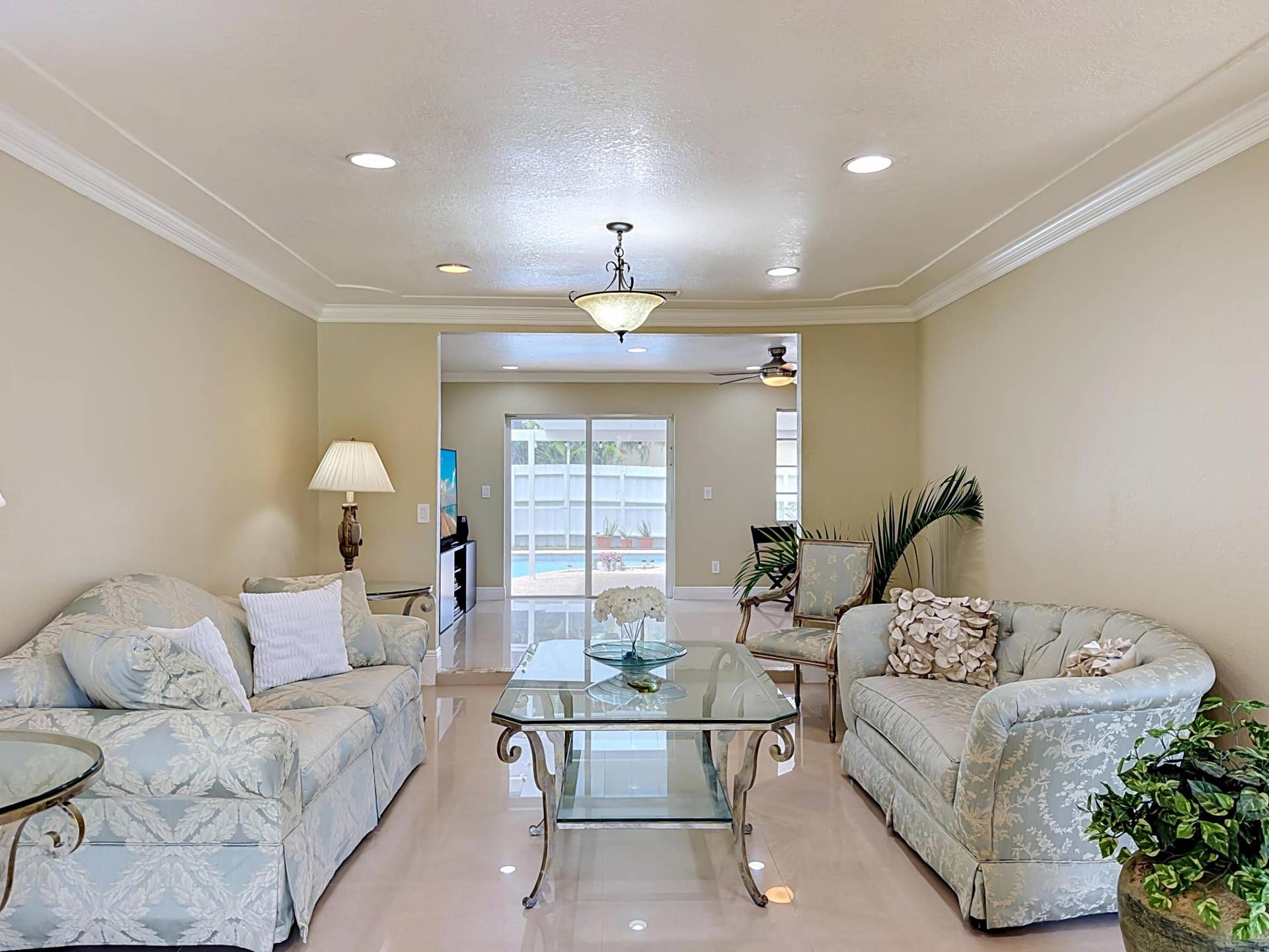 851 E Plantation Circle, Plantation, FL 33324 Large living room or family room