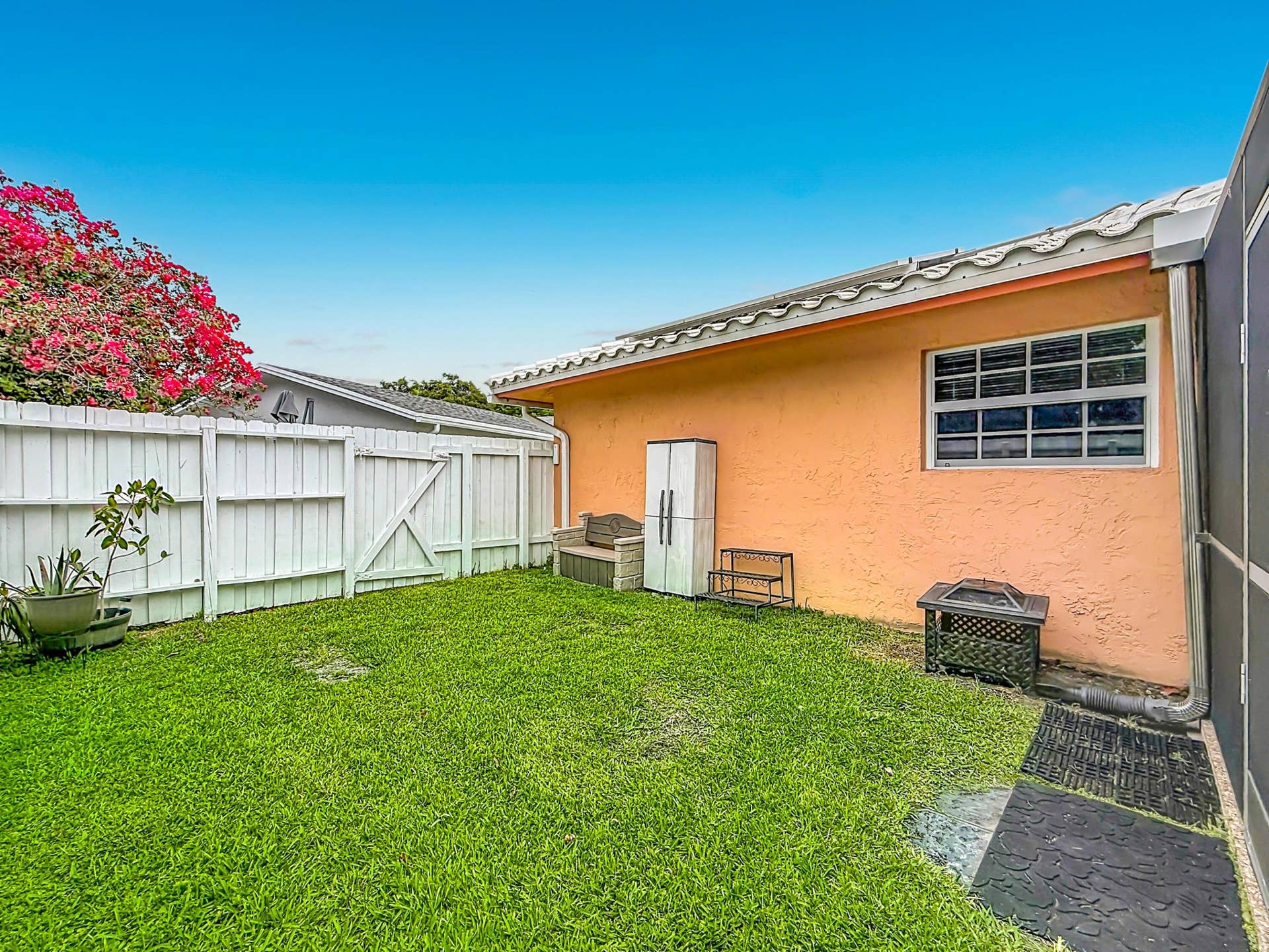 851 E Plantation Circle, Plantation, FL 33324 Private fenced yard