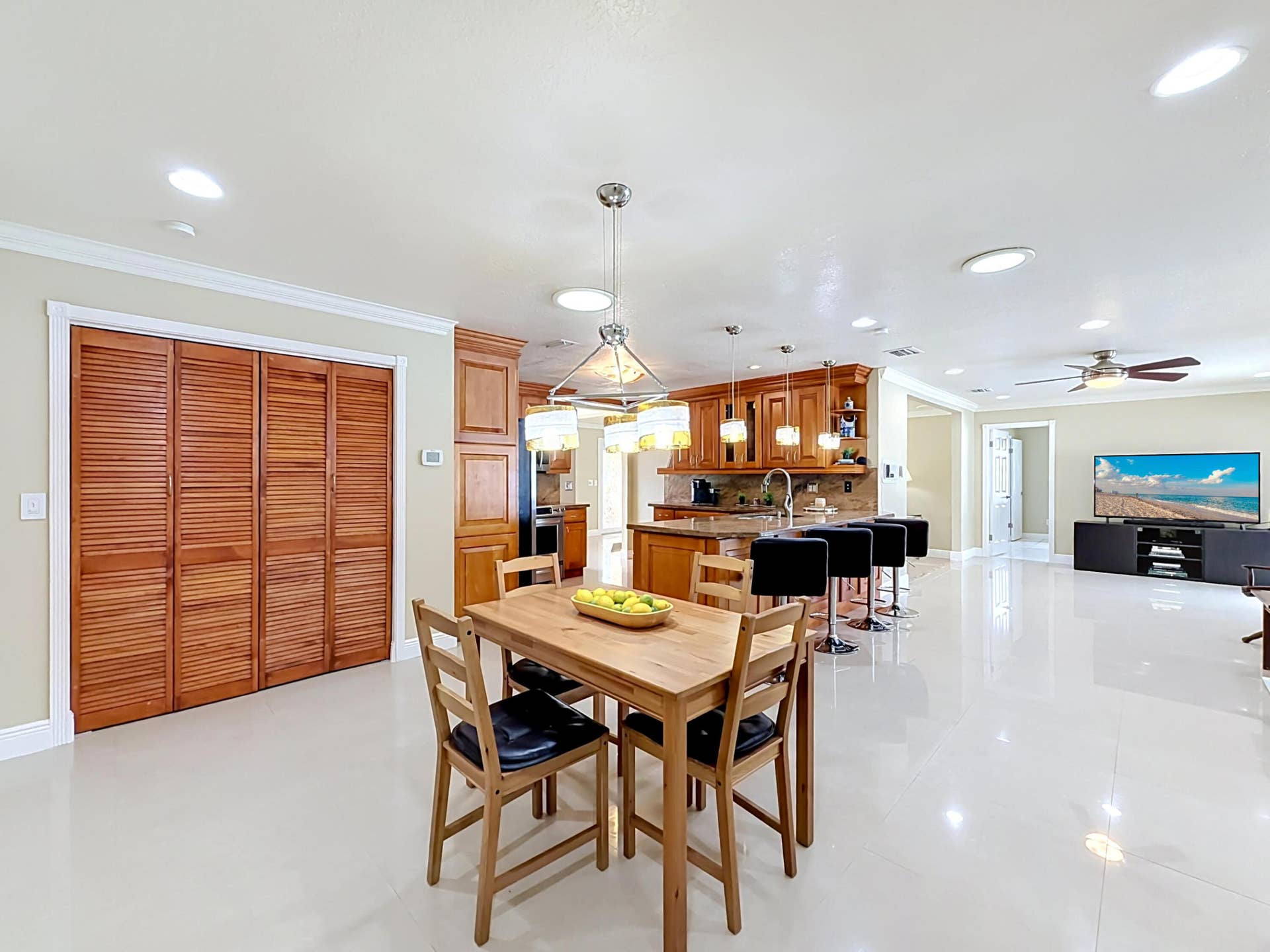 851 E Plantation Circle, Plantation, FL 33324 Casual dining, huge pantry and kitchen