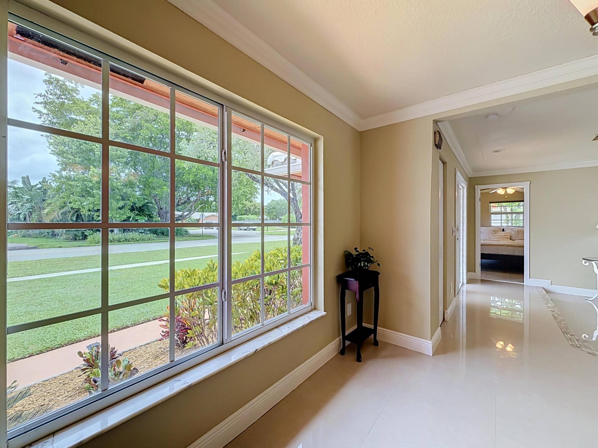851 E Plantation Circle, Plantation, FL 33324 View to outside and front entrance