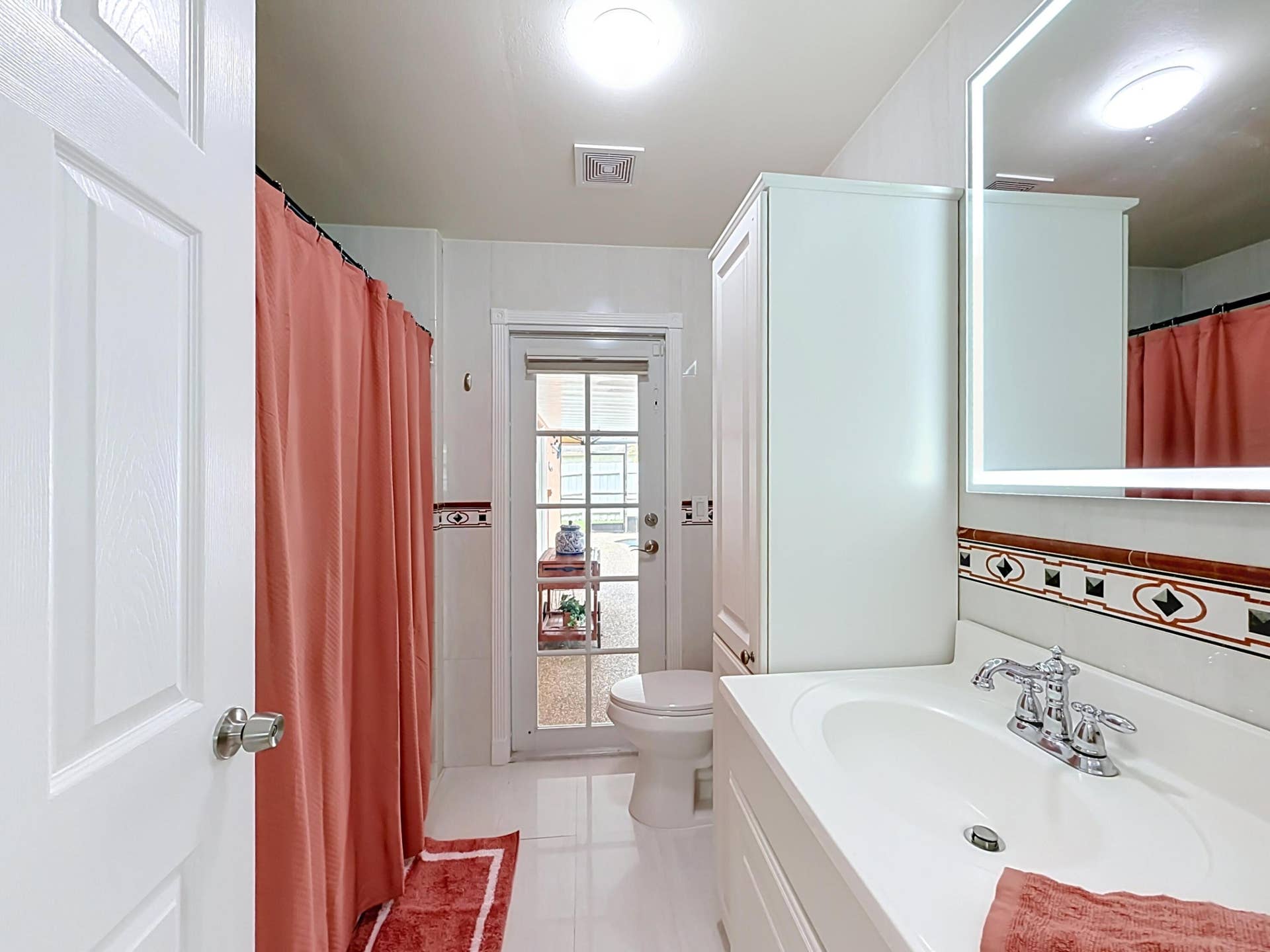 851 E Plantation Circle, Plantation, FL 33324 Bathroom with tub, storage cabinet