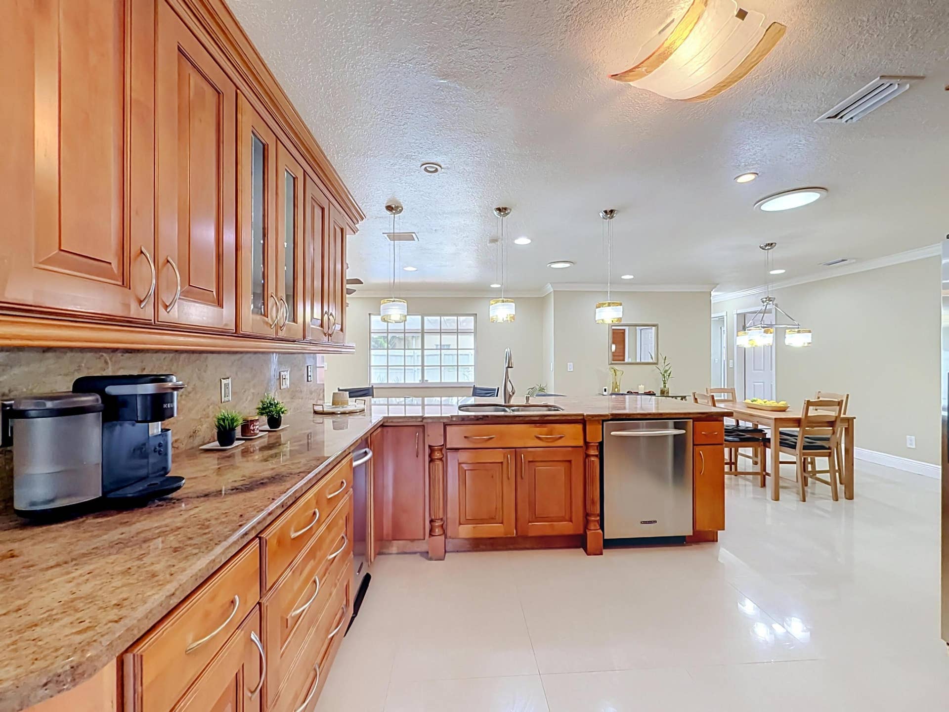 851 E Plantation Circle, Plantation, FL 33324 Lots of working counterspace and natural light