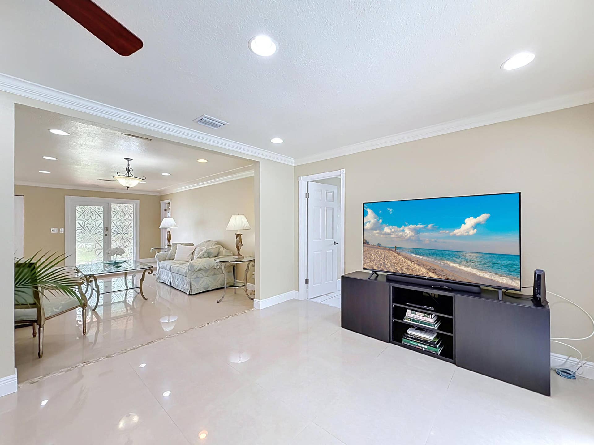 851 E Plantation Circle, Plantation, FL 33324 Family room into living room