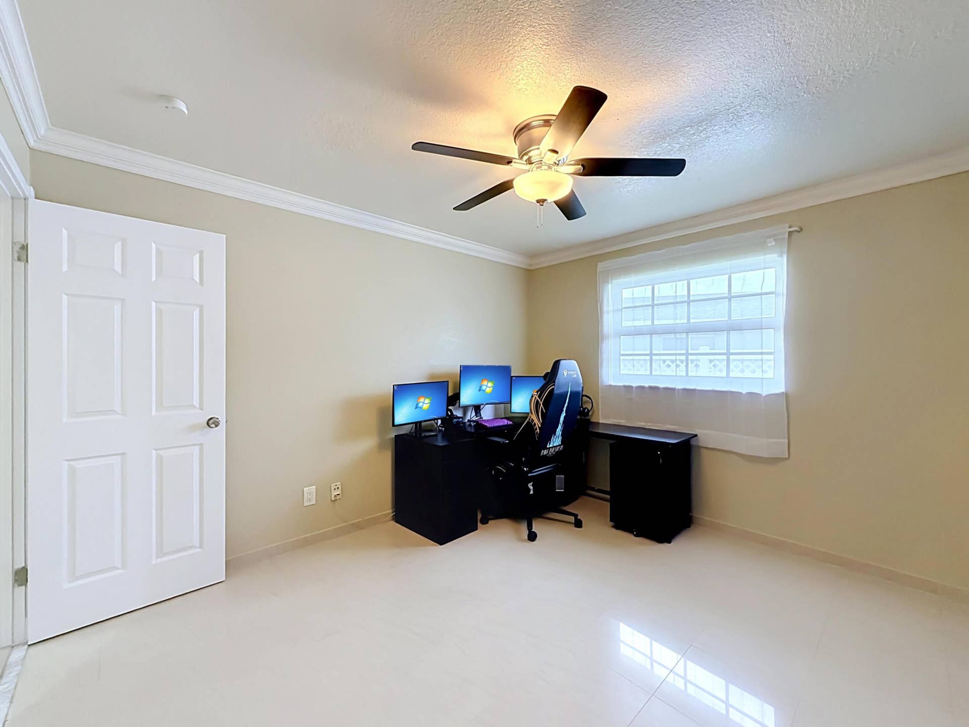 851 E Plantation Circle, Plantation, FL 33324 3 bedroom with murphy bed and desk under large window