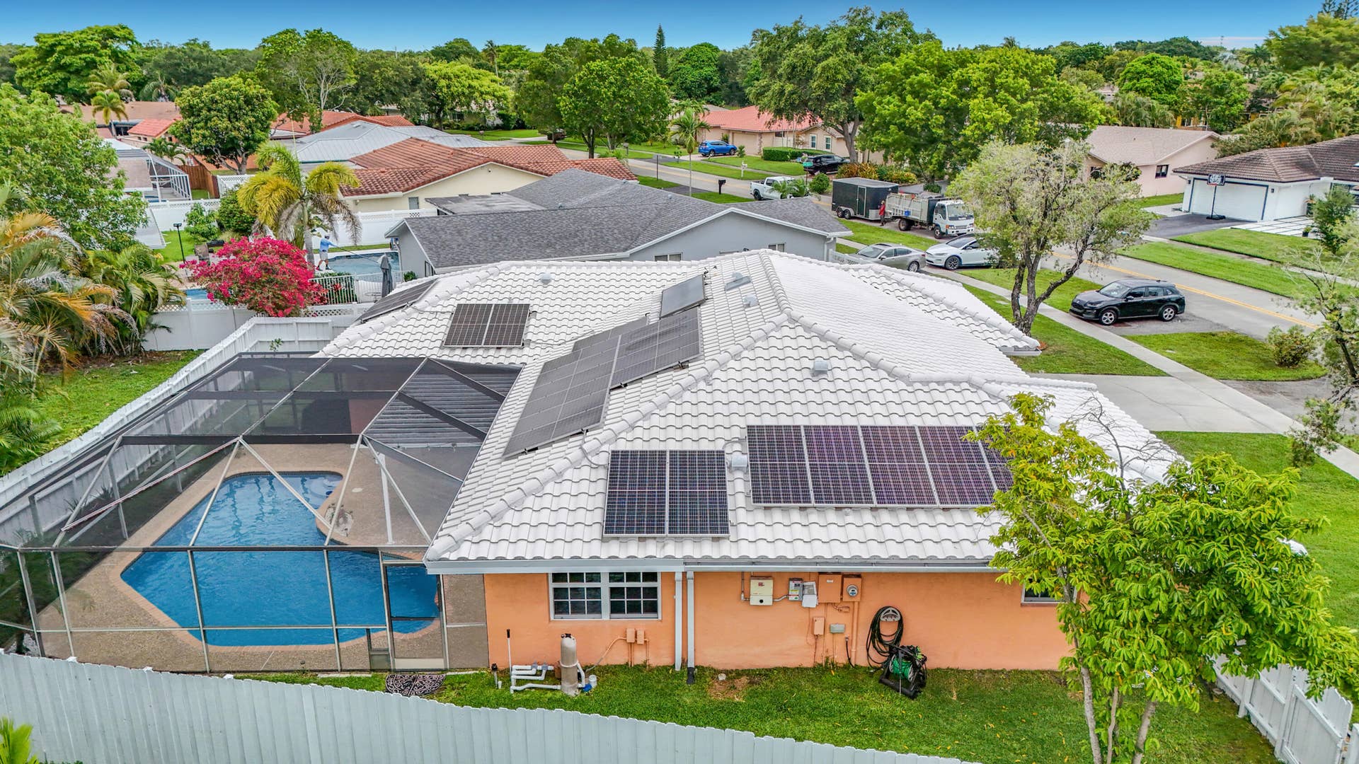851 E Plantation Circle, Plantation, FL 33324 Solar panels for energy efficiency
