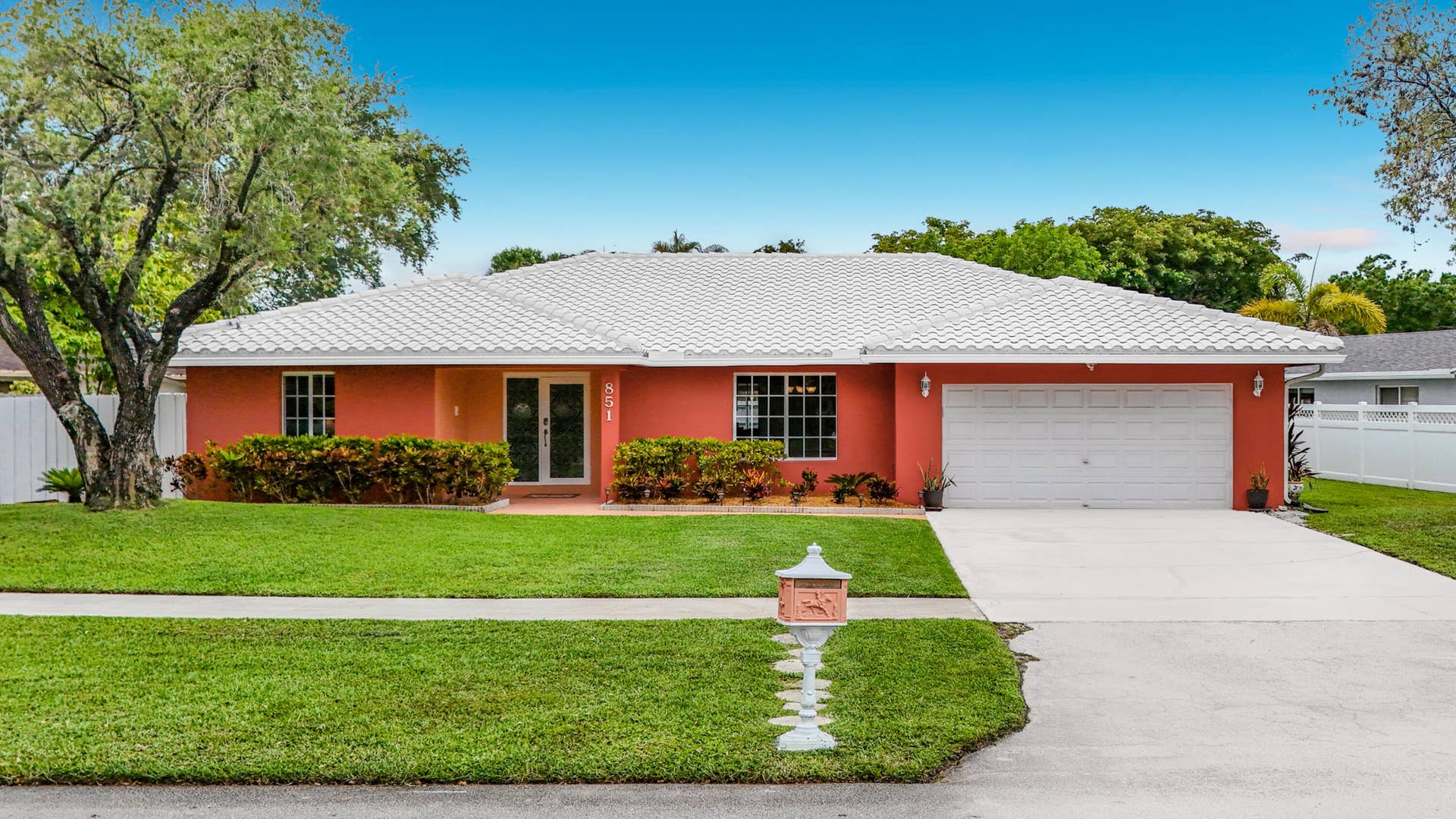 851 E Plantation Circle, Plantation, FL 33324 Front of Home, 2 car garage, plus room for 4 cars