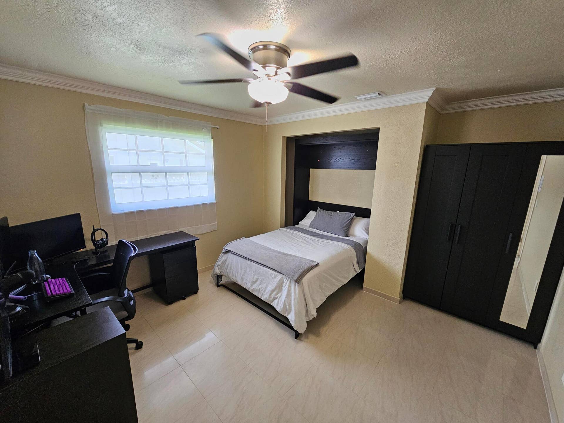 851 E Plantation Circle, Plantation, FL 33324 Murphy bed with armoire and desk