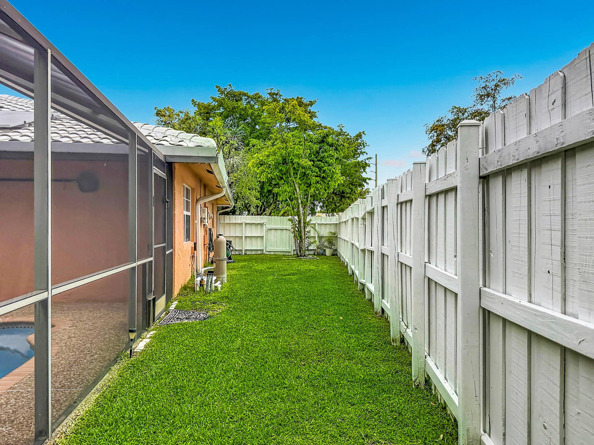 851 E Plantation Circle, Plantation, FL 33324 Private side yard fenced