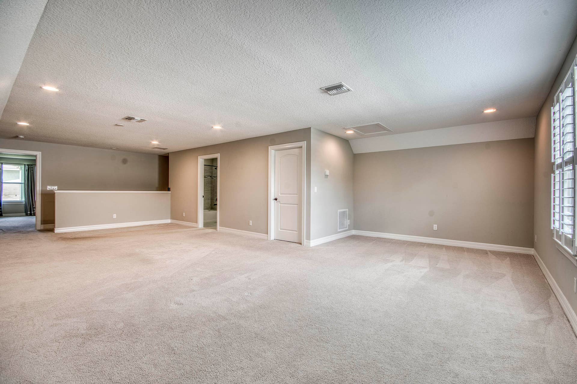 134 Shores Pointe Drive, Jupiter, FL 33458 Expansive Loft | Flex Space