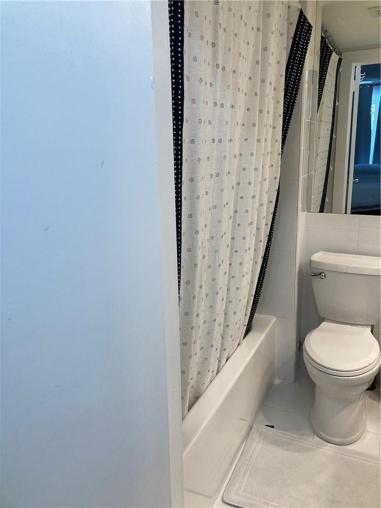 4010 N Galt Ocean Drive, #414, Fort Lauderdale, Fort Lauderdale, FL 33308 Guest Bath-Tub