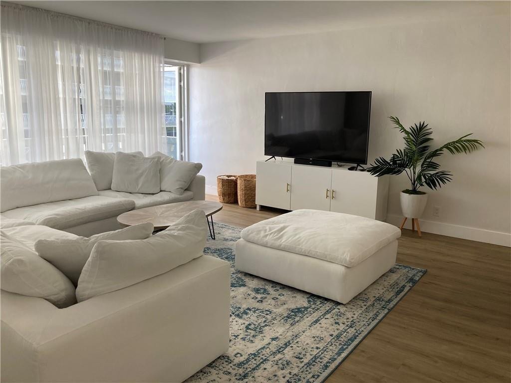 4010 N Galt Ocean Drive, #414, Fort Lauderdale, Fort Lauderdale, FL 33308 Cozy Living Area