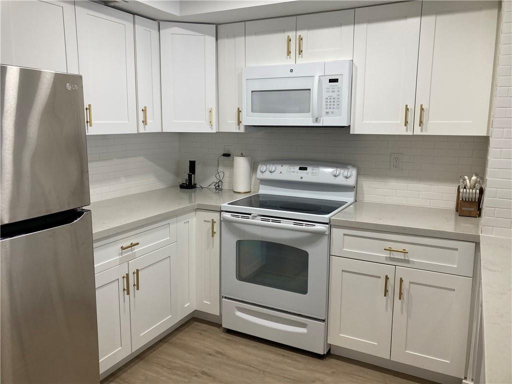4010 N Galt Ocean Drive, #414, Fort Lauderdale, Fort Lauderdale, FL 33308 Full Kitchen