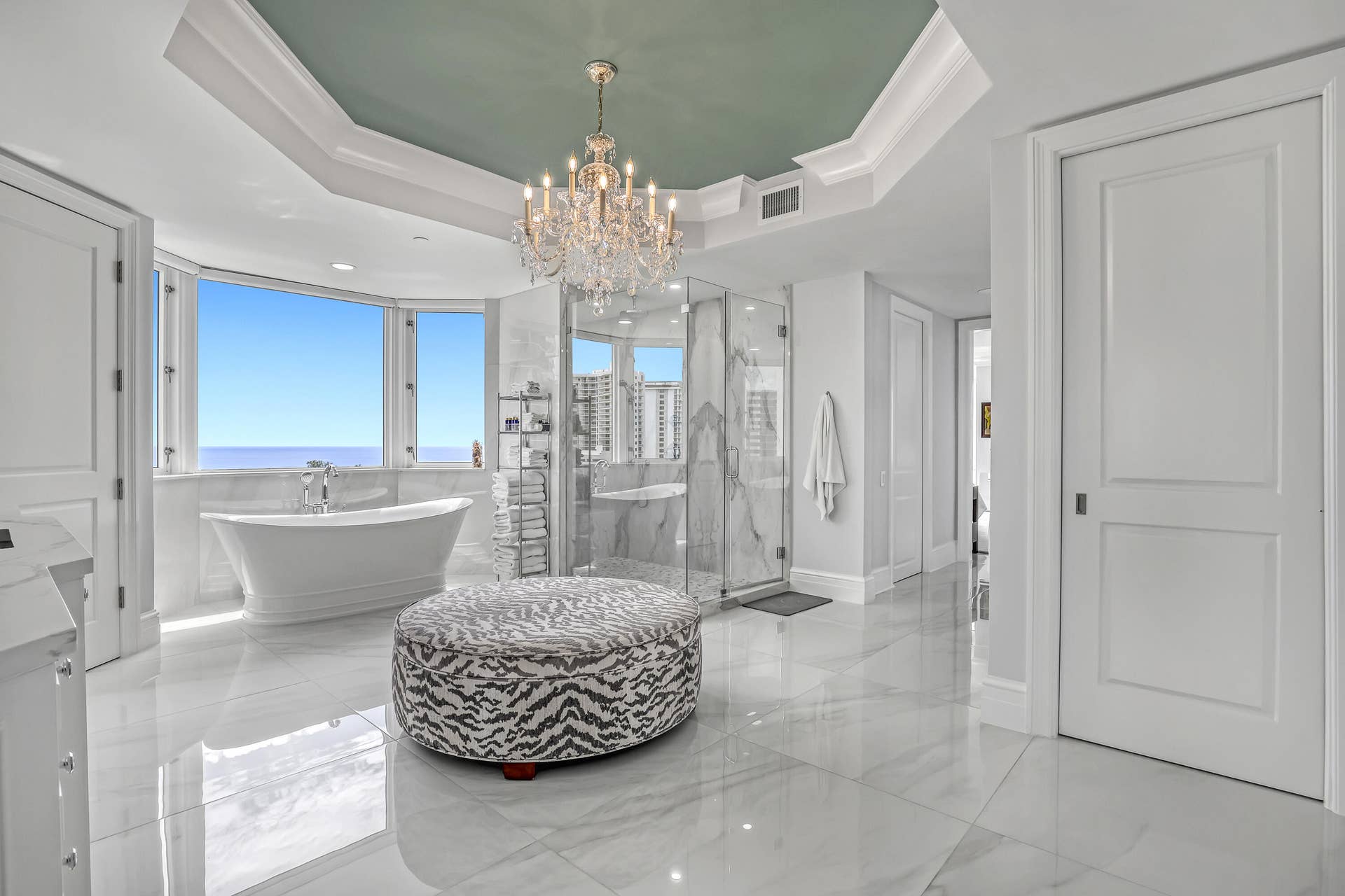 3920 N Ocean Drive, #9b, Singer Island, FL 33404 Principle Bathroom