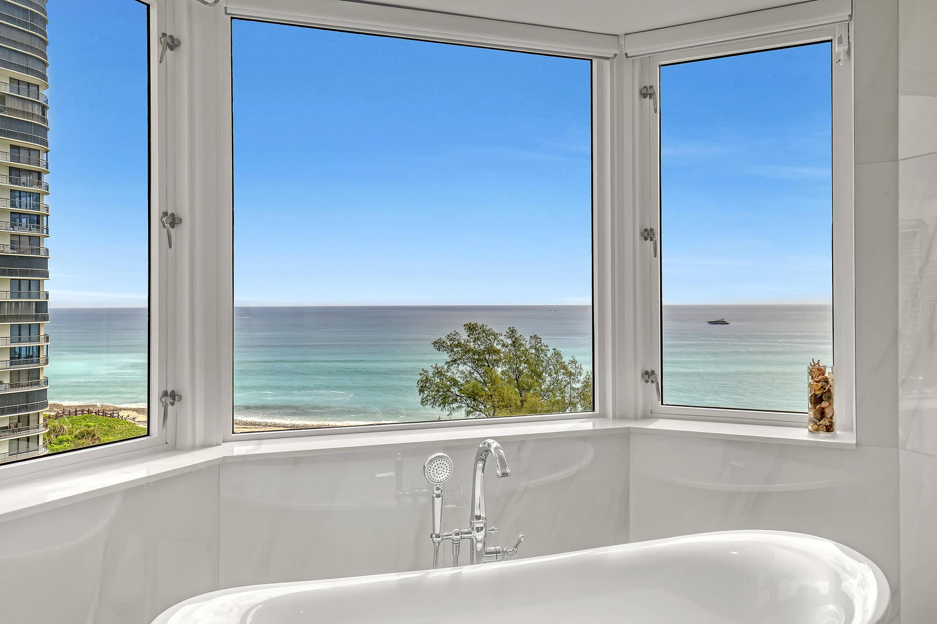 3920 N Ocean Drive, #9b, Singer Island, FL 33404 Principle Bathroom