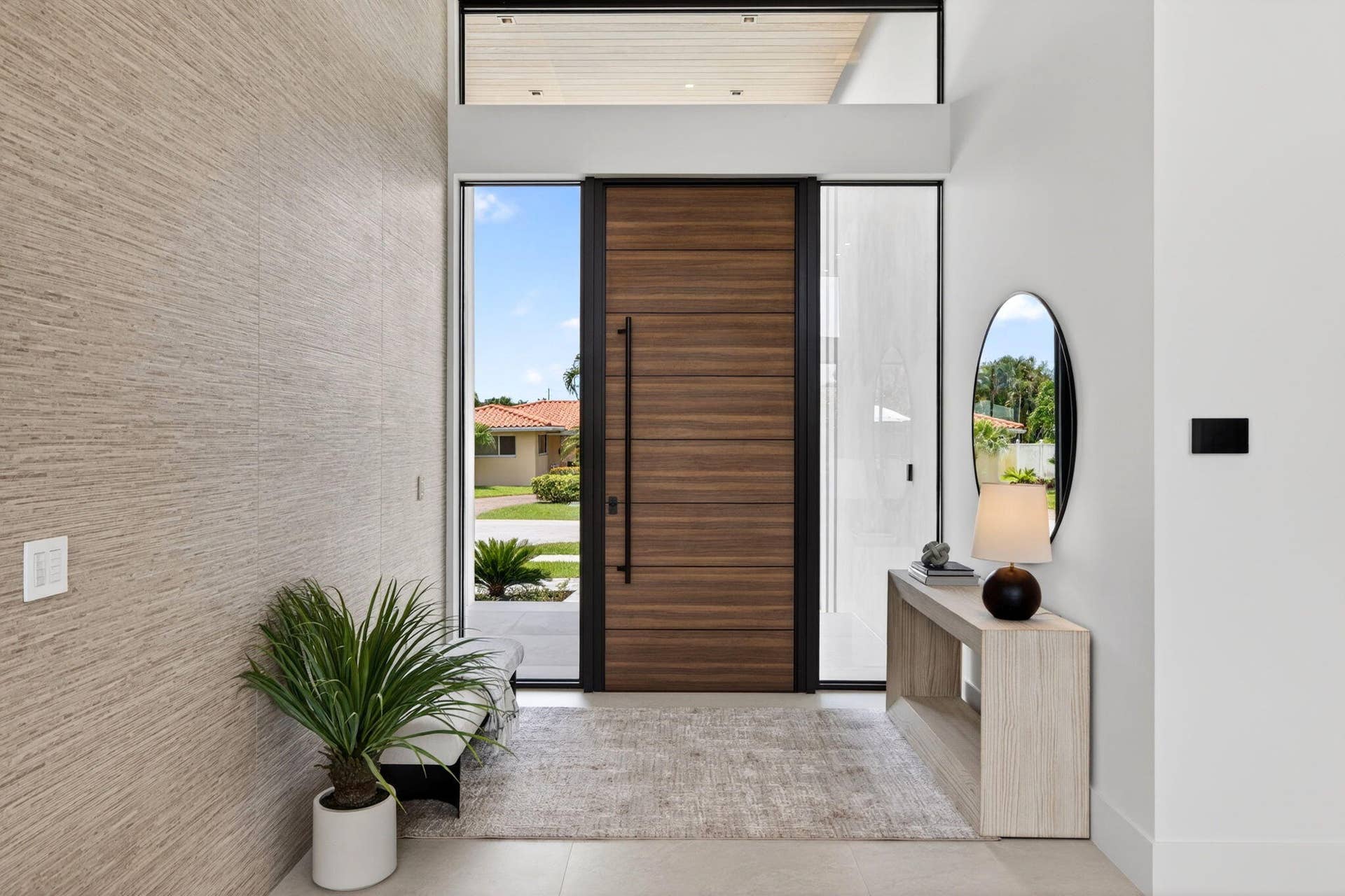 2717 NE 33rd Street, Fort Lauderdale, FL 33306 058-Entry-Support-Space-Vignette