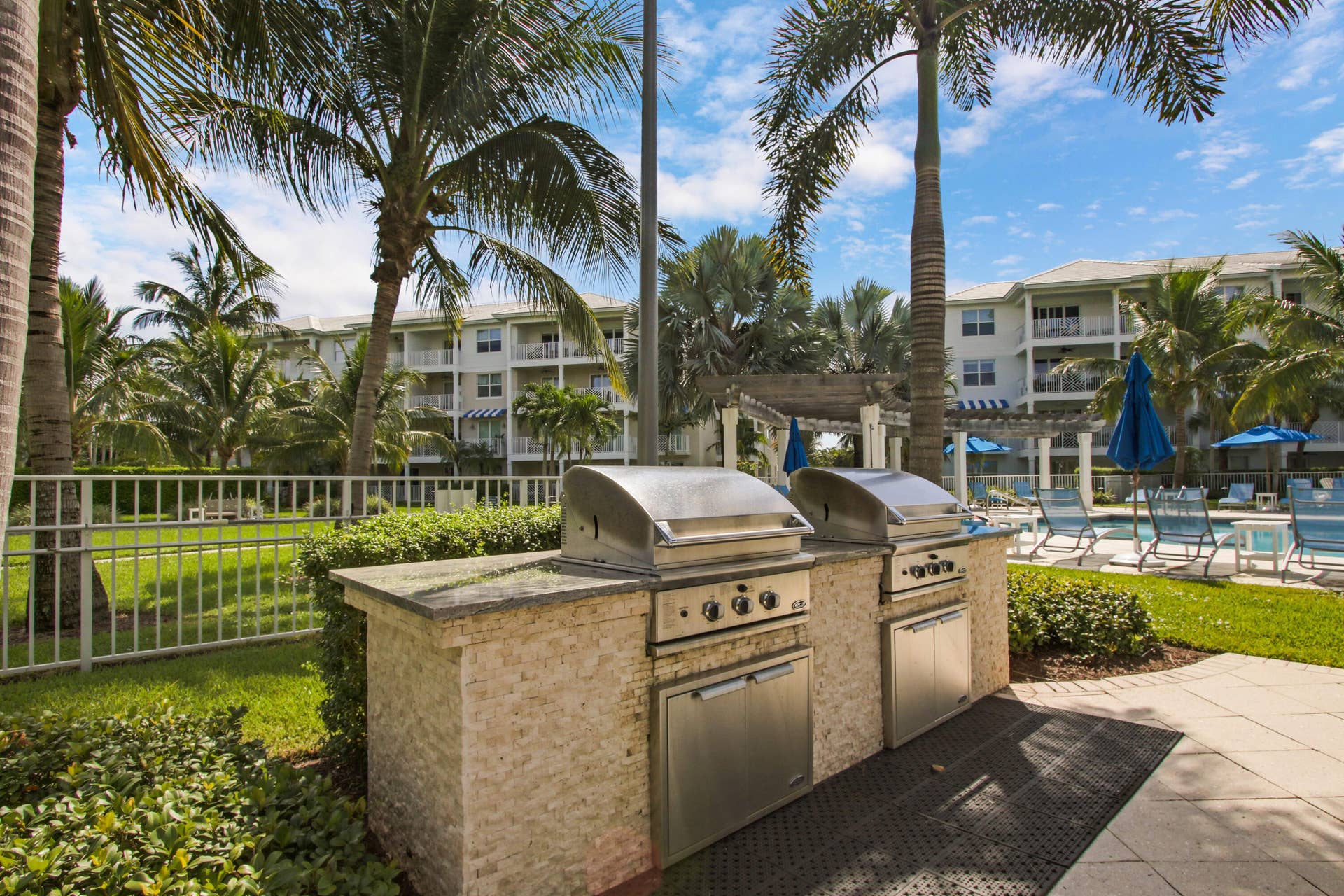 515 Bay Colony Drive N, Juno Beach, FL 33408 Community Grills