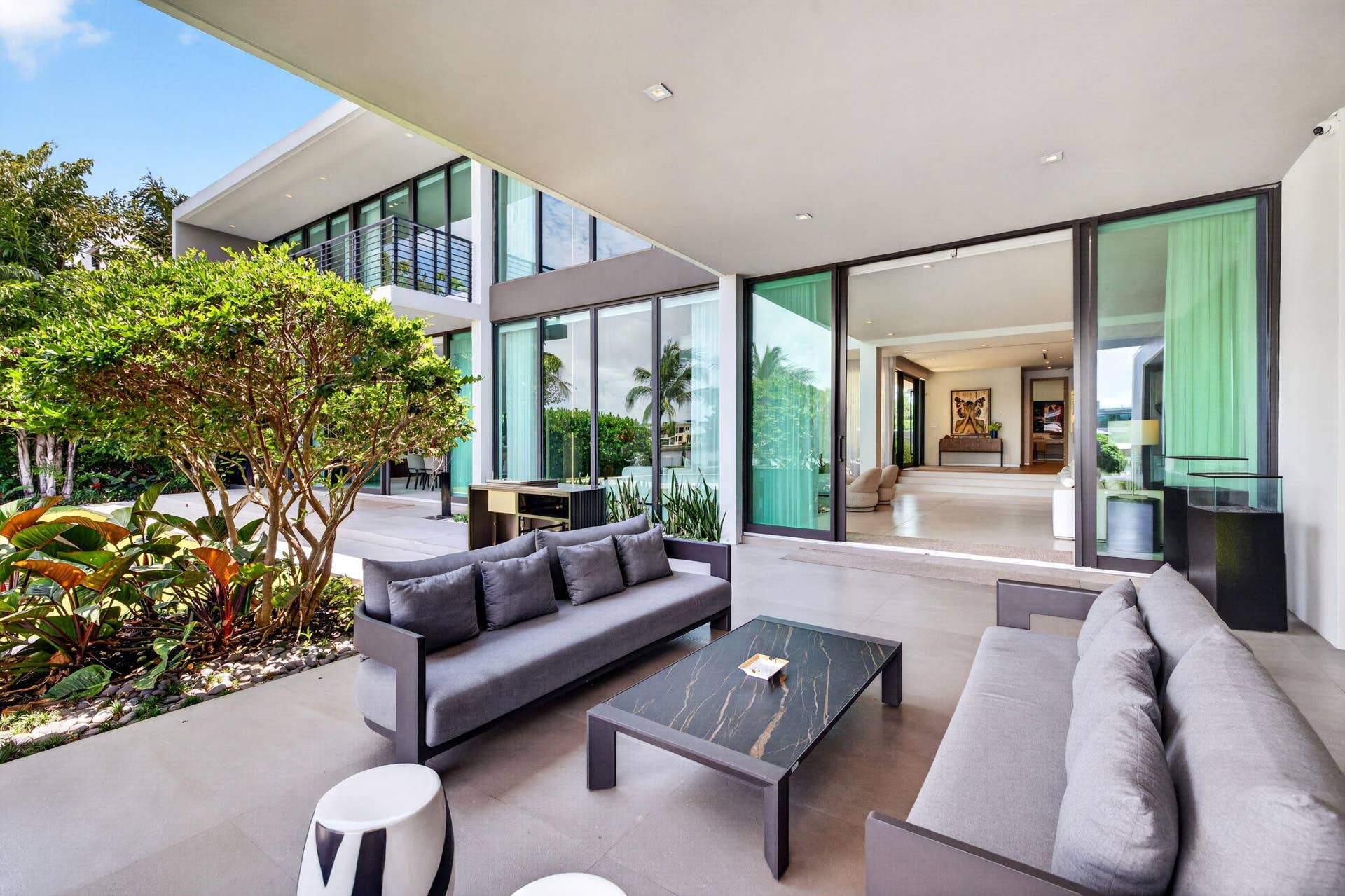 097 - Covered Outdoor Lounge & Garden
