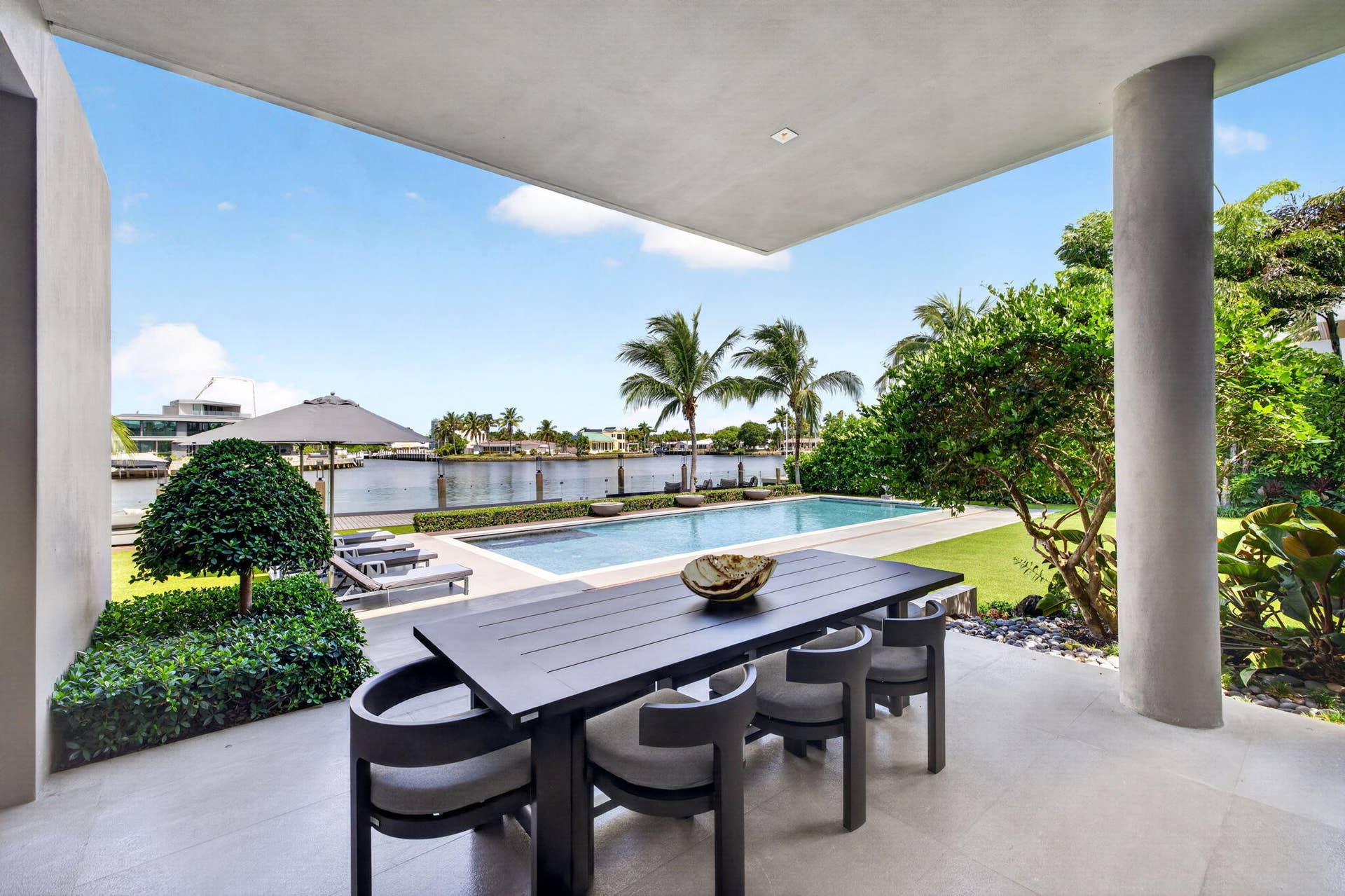 098 - Covered Outdoor Dining Terrace