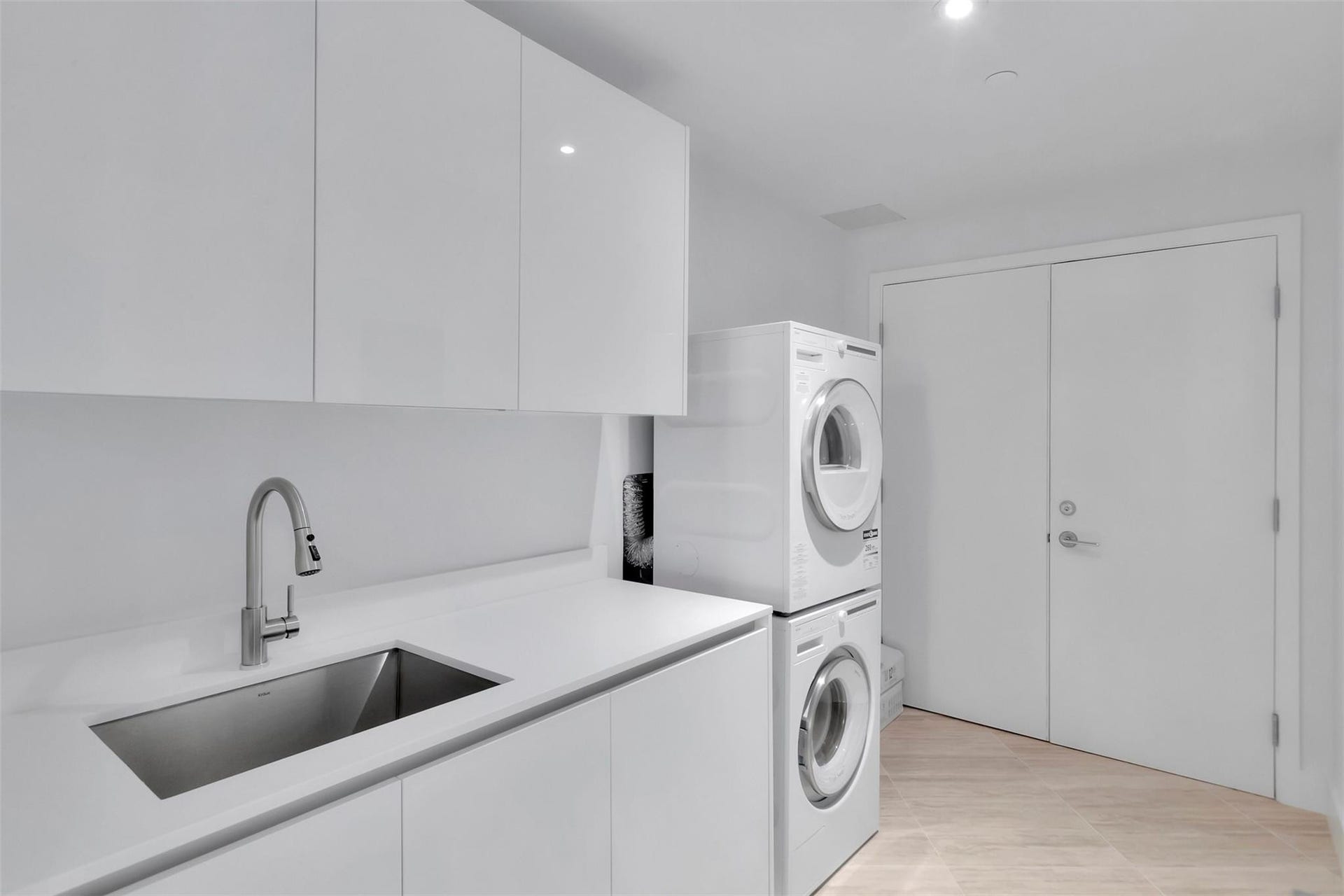 525 N Fort Lauderdale Beach Boulevard, #1903, Fort Lauderdale, FL 33304 Laundry Room