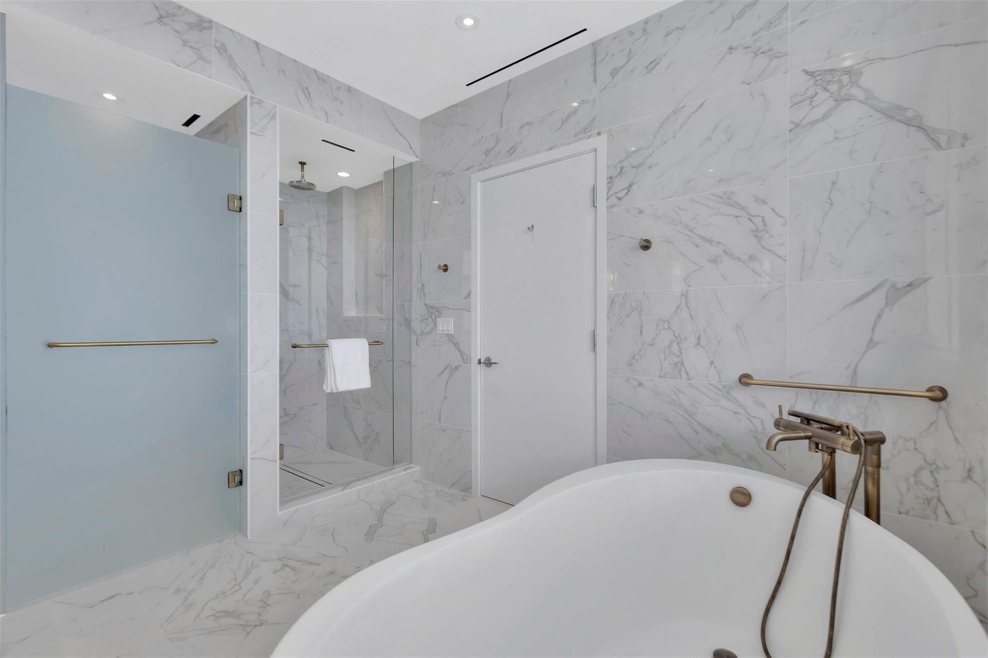 525 N Fort Lauderdale Beach Boulevard, #1903, Fort Lauderdale, FL 33304 Master Bathroom