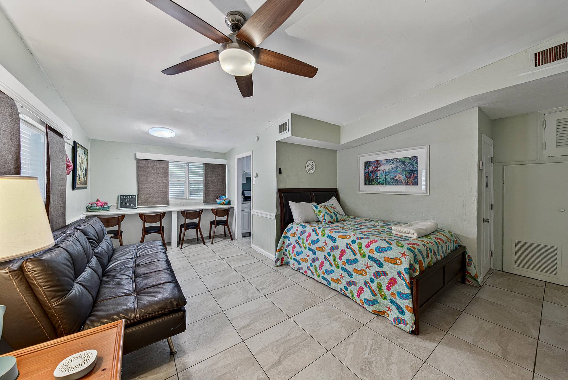 2/2, Living area