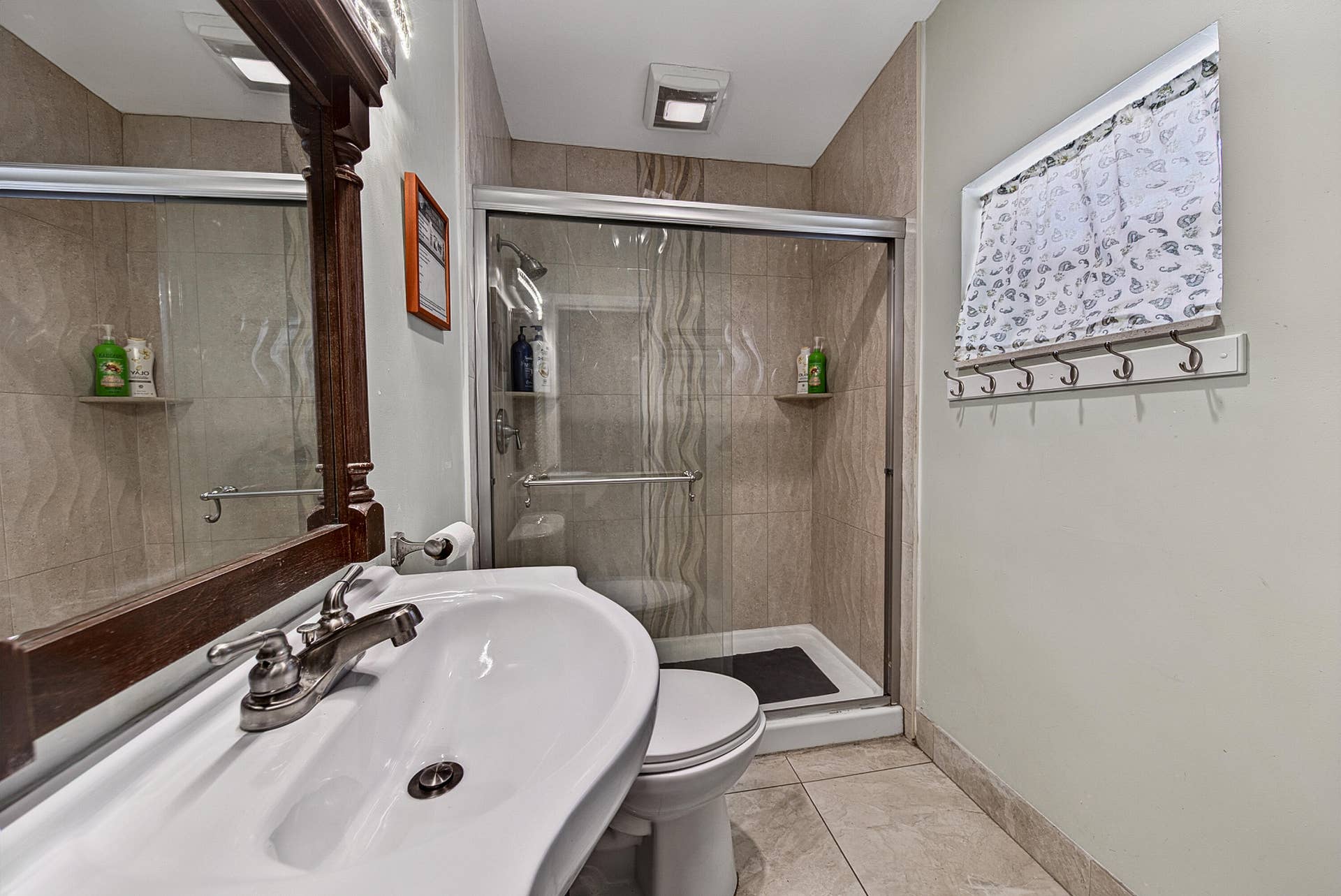 2/2, bathroom
