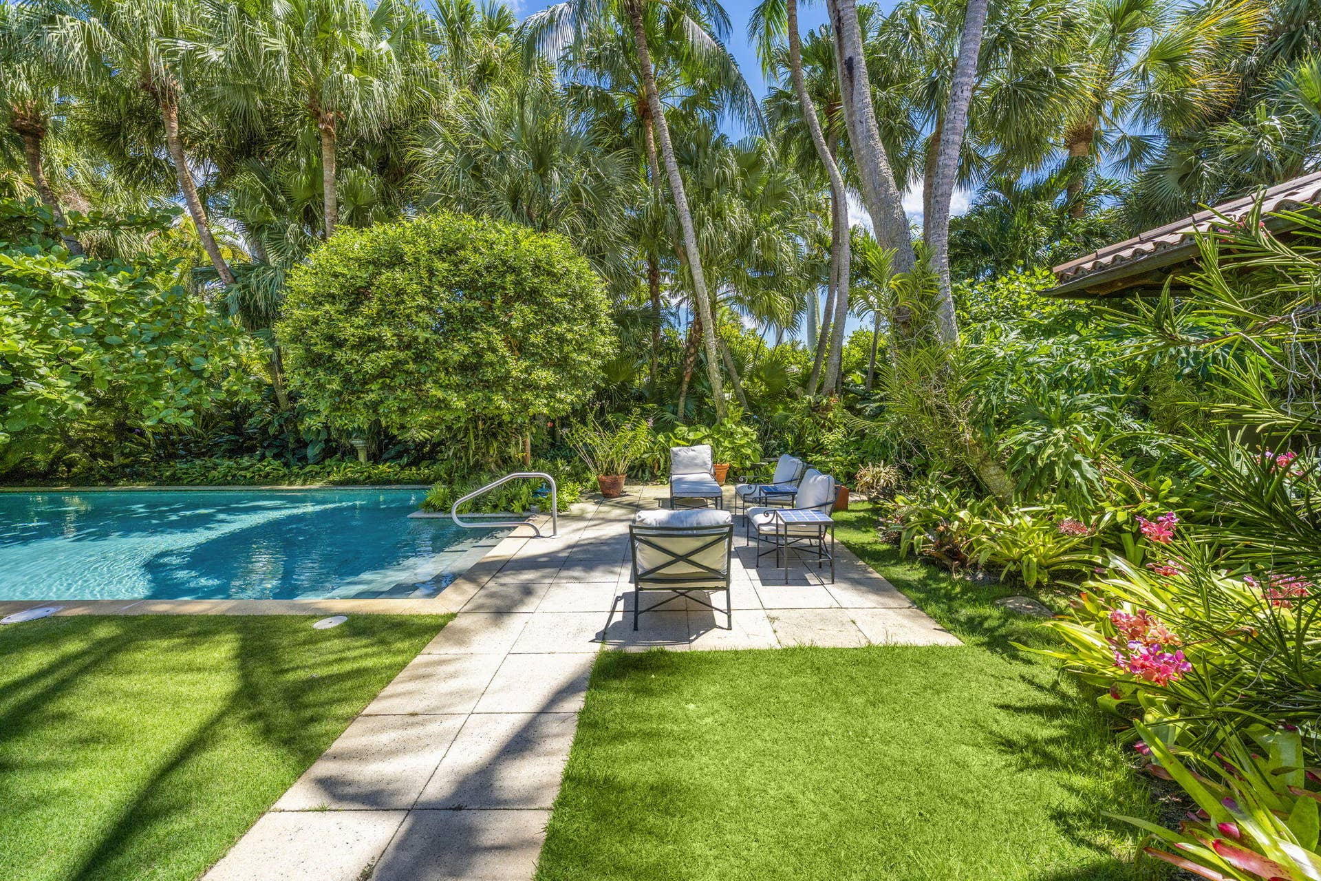 6 La Costa Way, Palm Beach, FL 33480 Pool Palms & Privacy