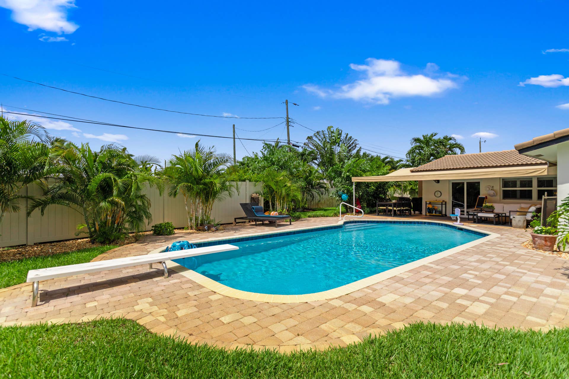 1420 NE 42nd Court, Oakland Park, FL 33334 40x20 pool with diving board