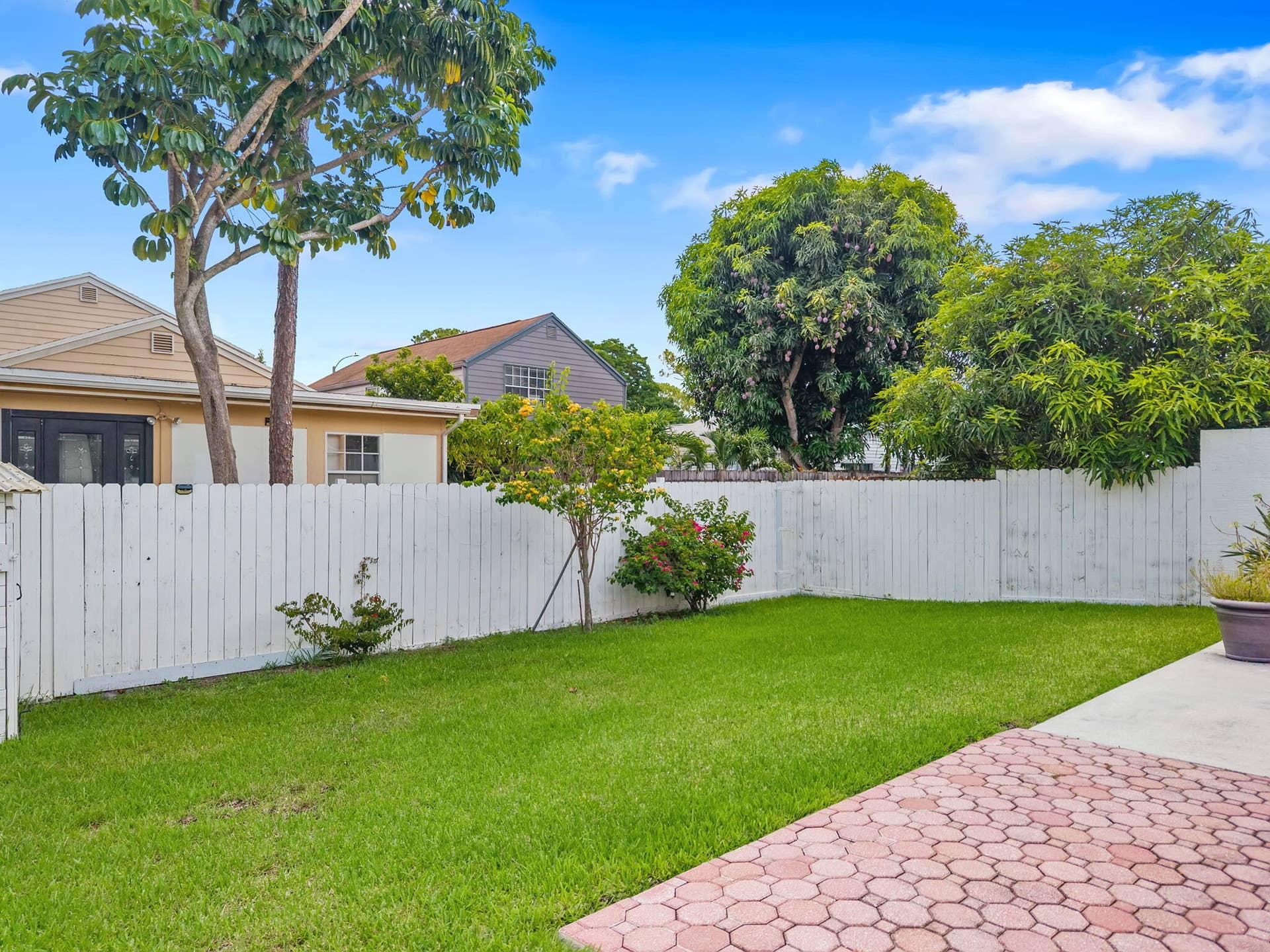 6196 Azalea Circle, West Palm Beach, FL 33415 25-web-or-mls-DJI_20260617004015_0040_D