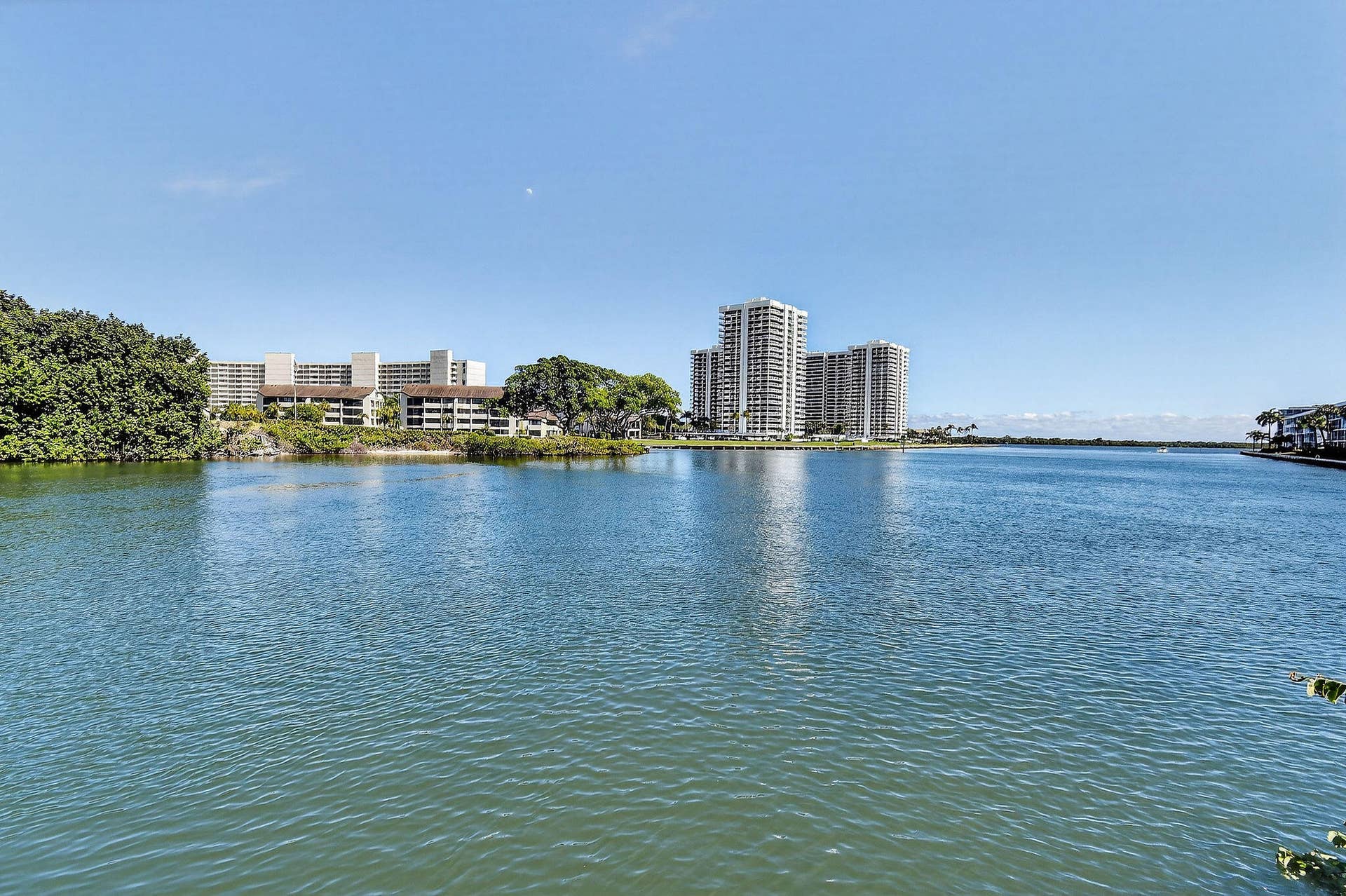 1036 Us Highway 1, #324, North Palm Beach, FL 33408 Green Space directly on the Intracoastal