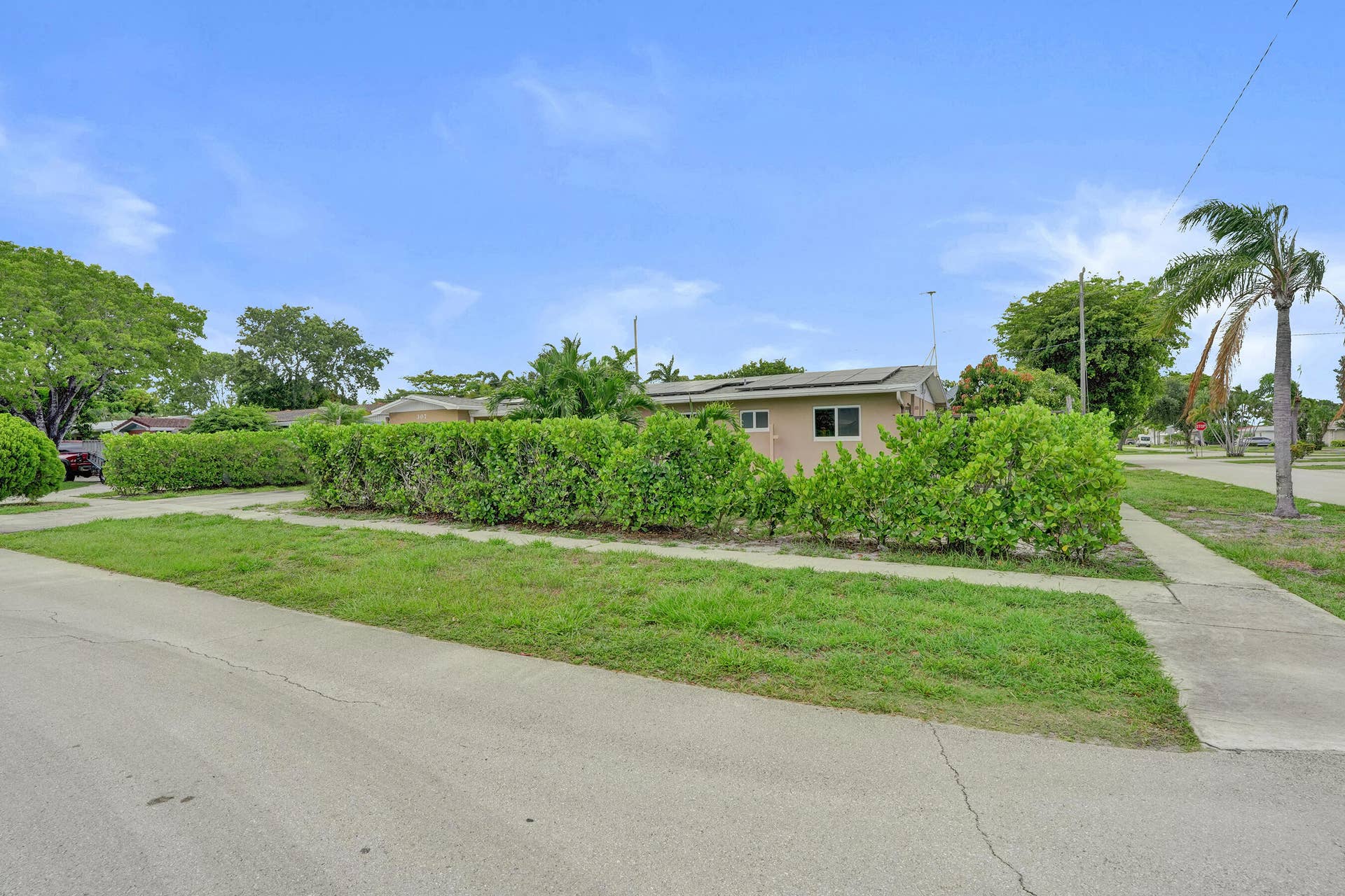 307 SE 14th Place, Deerfield Beach, FL 33441 Front corner lot