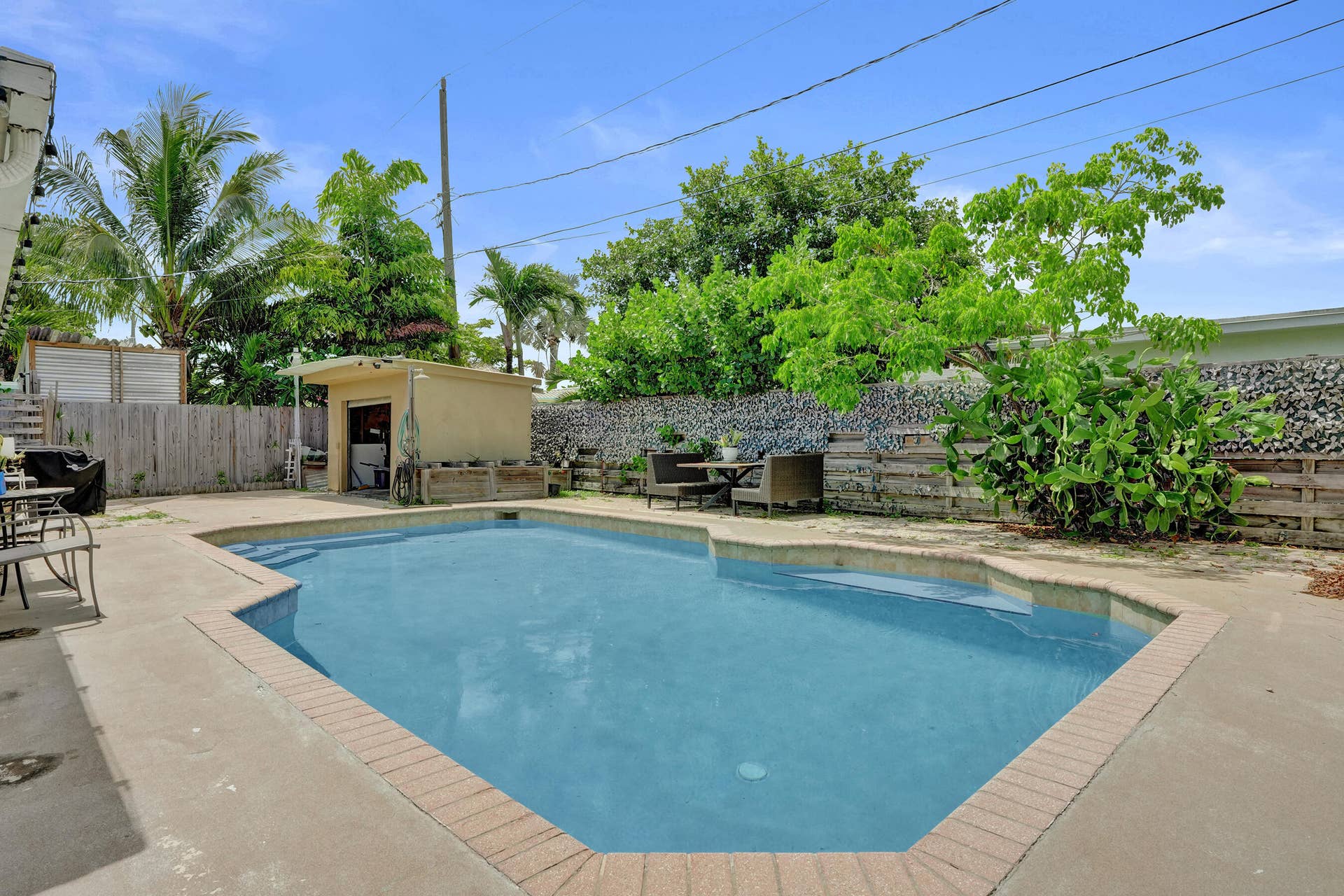 307 SE 14th Place, Deerfield Beach, FL 33441 Heated gunite pool