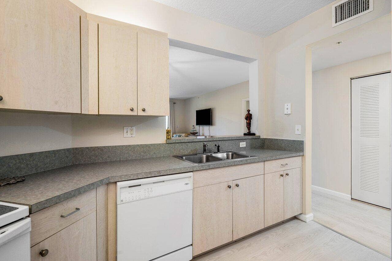 015-300UnoLagoDrive-JunoBeach-FL-33408-S